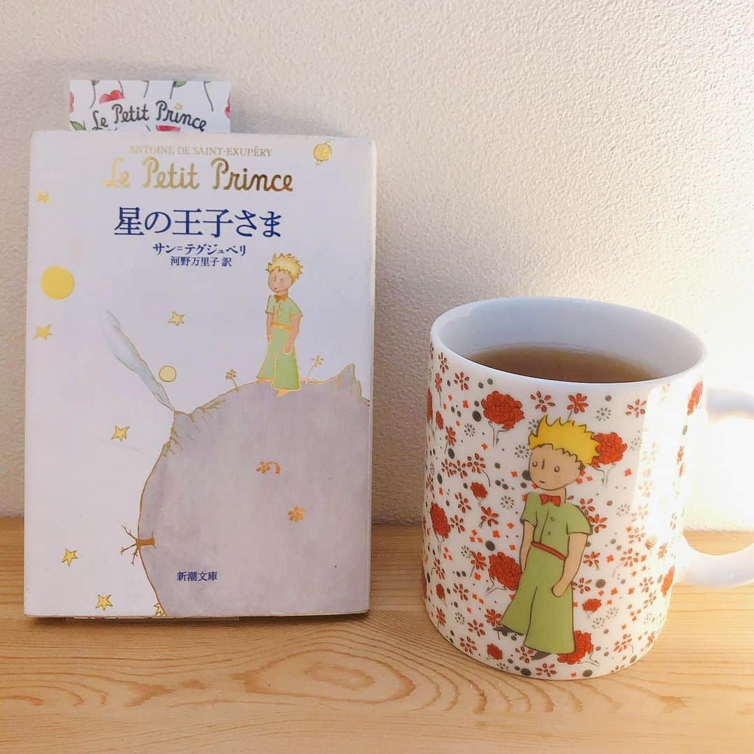 村上奈菜さんのインスタグラム写真 - (村上奈菜Instagram)「星の王子さま。大人になればなるほどこの本を読み返したい。大切なことを思い出させてくれる☺️🌕キツネが出てくるシーンが私は好きです🦊 #星の王子さま #サンテグジュぺリ #お気に入りのマグカップ」7月28日 21時20分 - murakami__nana