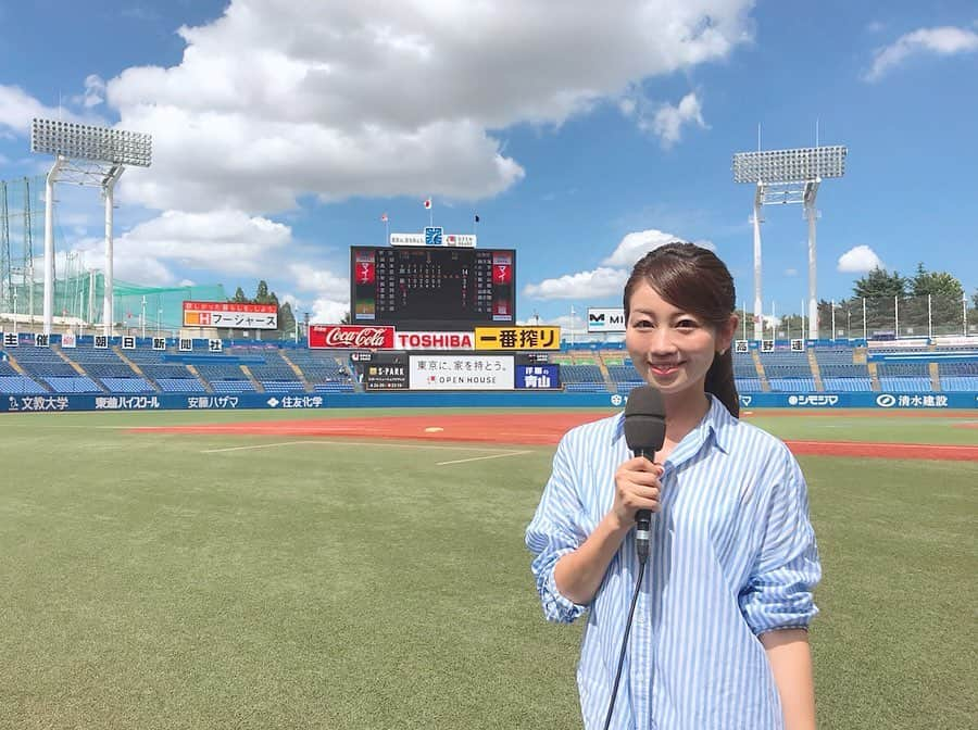 大寺かおりさんのインスタグラム写真 - (大寺かおりInstagram)「高校野球⚾️ 今年もリポーターとして携わることができて 嬉しかったです😊 . 東京は東西ともに代表校が決まりました。 . 毎試合、熱いプレーで感動を与えてくれる高校球児たち。 . 選手や監督、親御さんや応援団の皆さんに 取材させていただき お話を聞くだけで胸が熱くなります。 . 熱いプレーには 真夏の太陽がよく似合う☀️ . でも、リポートをしているだけでも 汗だくになり、しんどさを感じるほどの暑さ。 . プレーする選手は 過密スケジュールで連日試合をしなければなりません。 . 桜美林高校の片桐監督に 試合前に取材させていただいた際 「日程がキツくて、どの投手でいくか…」と それまで全試合完投をしていたエースの斎藤投手を 準決勝で登板させるか迷うと話されていました。 . 選手のカラダのことを第一に考えると きっとどの学校の監督も この過密スケジュールに 頭を悩ませているんだろうなぁと改めて感じました。 . 将来ある選手のためにも 少しでも改善されると良いのですが。 . 試合後、ついさっきまで 高校球児がプレーしていた神宮球場のグラウンドには その日のナイターに向けて練習をする ヤクルトの選手たちの姿がありました。 . 今プロ野球で活躍している選手も 皆さんが経験した最後の夏。 . 今年のドラフトでは どの学校から、どの選手が、どの球団に指名され 来年どんな活躍を見せてくれるのか。 . 少し気が早いですが楽しみですし、 高校野球を見ると ますますプロ野球を見るのが 楽しくなります！ . . . #高校野球 #東西東京大会 #準決勝 #西東京大会 #リポート #tokyomx #ホリプロ #スポーツ文化部 #アナウンス室 #アナウンサー #大寺かおり #野球好き #第101回全国高等学校野球選手権大会 #明治神宮球場」7月28日 21時21分 - kaori_ootera