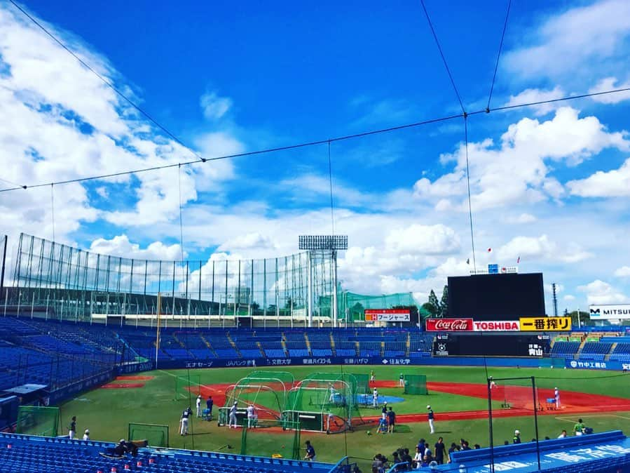 大寺かおりさんのインスタグラム写真 - (大寺かおりInstagram)「高校野球⚾️ 今年もリポーターとして携わることができて 嬉しかったです😊 . 東京は東西ともに代表校が決まりました。 . 毎試合、熱いプレーで感動を与えてくれる高校球児たち。 . 選手や監督、親御さんや応援団の皆さんに 取材させていただき お話を聞くだけで胸が熱くなります。 . 熱いプレーには 真夏の太陽がよく似合う☀️ . でも、リポートをしているだけでも 汗だくになり、しんどさを感じるほどの暑さ。 . プレーする選手は 過密スケジュールで連日試合をしなければなりません。 . 桜美林高校の片桐監督に 試合前に取材させていただいた際 「日程がキツくて、どの投手でいくか…」と それまで全試合完投をしていたエースの斎藤投手を 準決勝で登板させるか迷うと話されていました。 . 選手のカラダのことを第一に考えると きっとどの学校の監督も この過密スケジュールに 頭を悩ませているんだろうなぁと改めて感じました。 . 将来ある選手のためにも 少しでも改善されると良いのですが。 . 試合後、ついさっきまで 高校球児がプレーしていた神宮球場のグラウンドには その日のナイターに向けて練習をする ヤクルトの選手たちの姿がありました。 . 今プロ野球で活躍している選手も 皆さんが経験した最後の夏。 . 今年のドラフトでは どの学校から、どの選手が、どの球団に指名され 来年どんな活躍を見せてくれるのか。 . 少し気が早いですが楽しみですし、 高校野球を見ると ますますプロ野球を見るのが 楽しくなります！ . . . #高校野球 #東西東京大会 #準決勝 #西東京大会 #リポート #tokyomx #ホリプロ #スポーツ文化部 #アナウンス室 #アナウンサー #大寺かおり #野球好き #第101回全国高等学校野球選手権大会 #明治神宮球場」7月28日 21時21分 - kaori_ootera