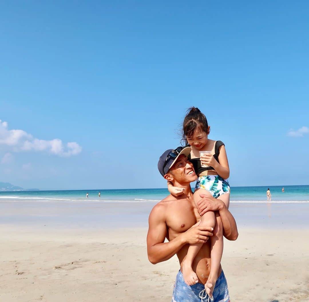 かなのインスタグラム：「． 大好きなツーショット👨🏾👧🏽⛱ ． 女の子ならではの扱いづらさが出てきたこの頃💦 私はすぐお手上げになっちゃうんだけどパパはいつも根気強くあんなに寄り添ってあげてる😂💕 2人の絆が強い😌✨ ． せっかく伊豆に行ったからと急遽行った白浜🐳 ホテルからは遠かったけど白い砂浜に透明度高い綺麗な海に感動😍✨ また行きたいな〜💕 ． 旅行中、早起きしすぎて今流行りの @miror_jp で 占いやってみた🔮 お試しなのに長〜い鑑定結果😳✨ 載せたのは一部だけだけど実際この何倍もある👏🏻 色々当たってる部分があって面白いな〜😂💕 ． ． #伊豆#旅行#白浜#白浜海水浴場 #夏#夏休み#海#パパと娘#愛娘#仲良し#summer#vacation#beach #pr #miror #インターネット占い館miror#占い」