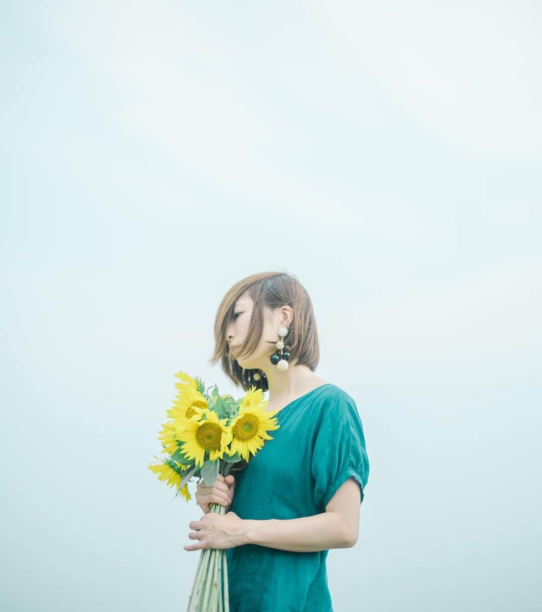 Kobe Japan Water artのインスタグラム：「"The sun in the cloudy 🌻". 心に太陽を抱えて. －－－－－－－－－ －－－－－－. めずらしく曇りの中で撮った写真📸」