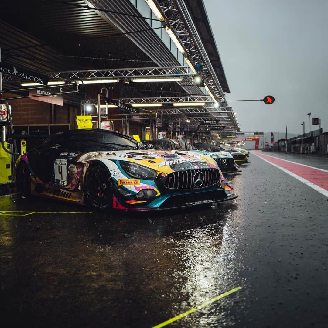Mercedes AMGさんのインスタグラム写真 - (Mercedes AMGInstagram)「It’s been a busy night full of race action and rain. 💦Unfortunately the continues and heavy rain brought a red flag for about 6 hours this morning. But now we’re back on racing and fighting for the podium and the win.💪 Stay tuned and follow our story. #MercedesAMG #AMGGT3 #Spa24H #BlancpainGT #IntGTC #AMG」7月28日 21時30分 - mercedesamg