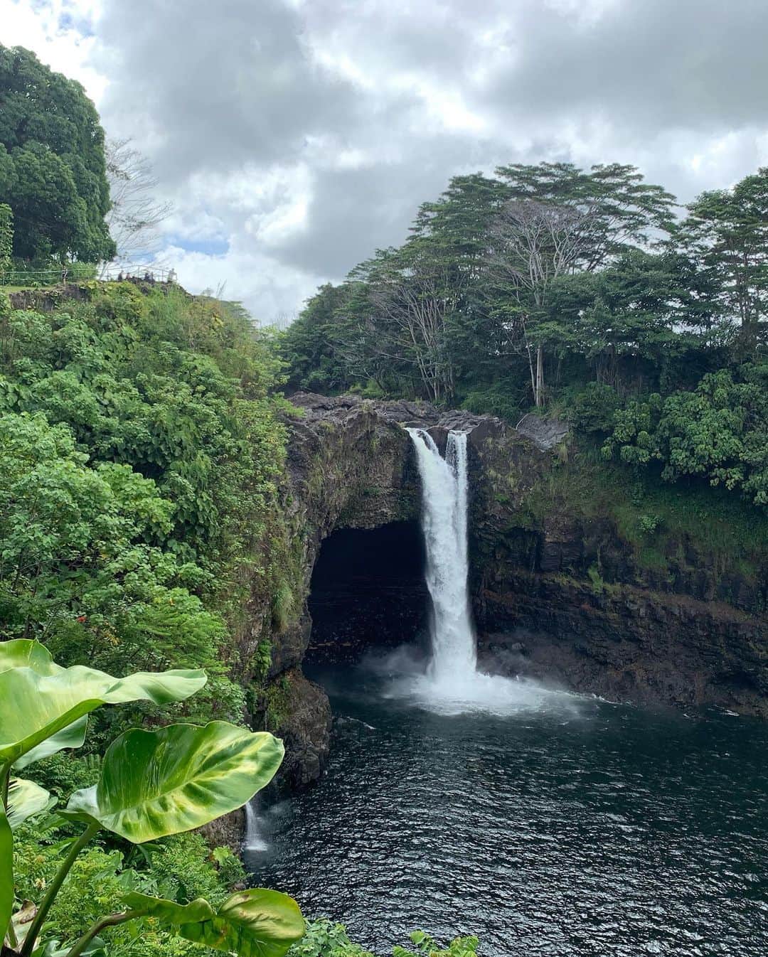曽田茉莉江さんのインスタグラム写真 - (曽田茉莉江Instagram)「🌺ハワイ島の思い出🌋  ハワイ島は、飛行機が着陸して窓を見ると、もうそこには見たことのない世界が広がっていました😳辺りは見渡す限り溶岩が固まっていて…別世界に降り立ったような…大自然の偉大さを全身で感じました⛰何もかもが、一つ一つ大きくてのびのびとしていて、自分がとても小さく感じました🐣そして、ハワイ島を満喫したく、日本人の方がガイドされてるツアーに参加して、ハワイ島の有名な観光スポットをほぼ全て周りましたよ🤤ツアーの最後は山頂での星空観測💫天の川、真横まである星、たくさんの流れ星…生でみれたのは初めてです。感動っという言葉では収まり切らなかったです🥺皆さんにお裾分けしたいくらいでした🥺💫💫大自然に感謝ですね…😌 #ハワイ#ハワイ島 #hawaii #bigisland#夕日#sanset #溶岩#火山#山火事#マウナケア#マウナロア#tour #山頂#星空 #流れ星」7月28日 21時30分 - marie_soda_