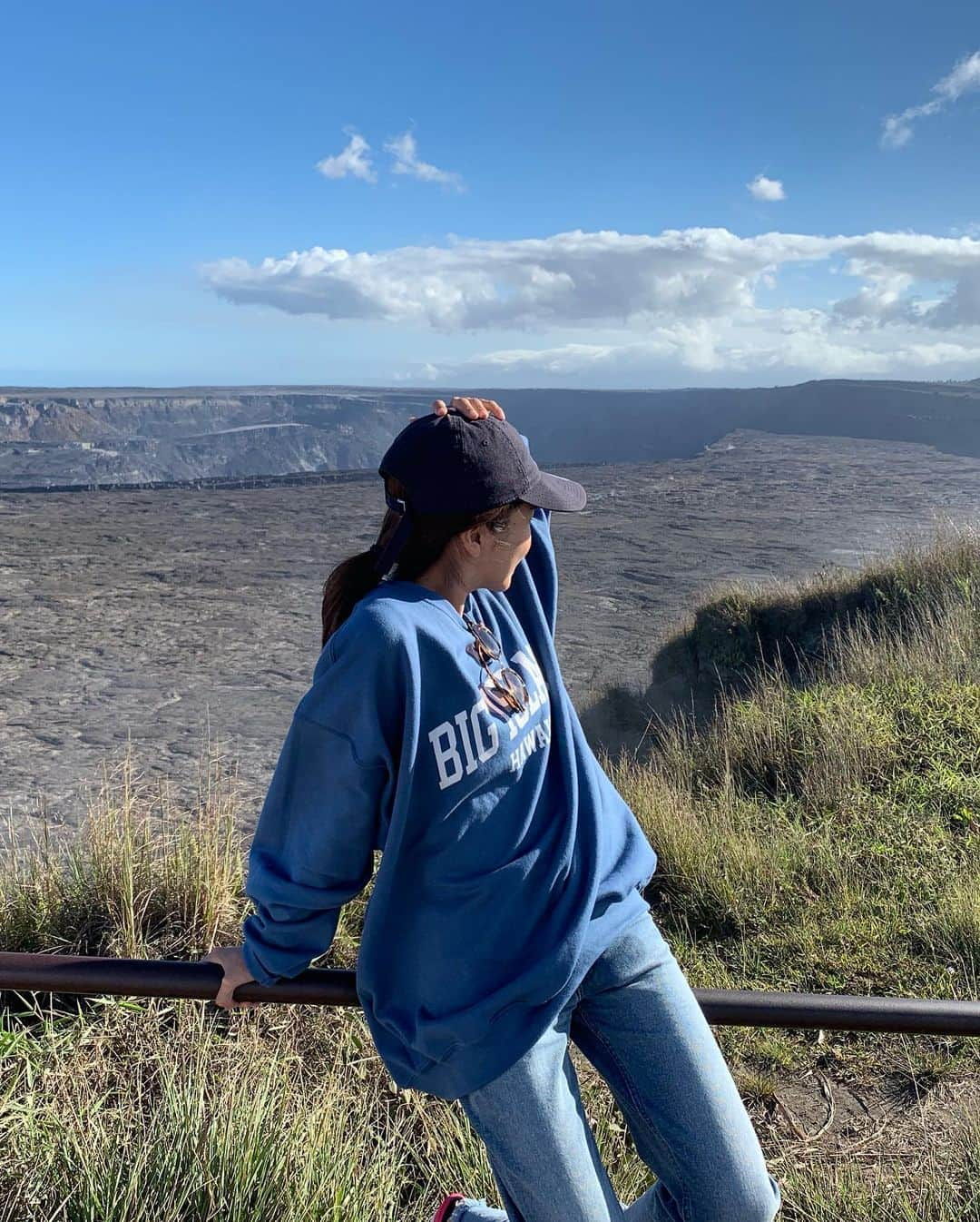 曽田茉莉江さんのインスタグラム写真 - (曽田茉莉江Instagram)「🌺ハワイ島の思い出🌋  ハワイ島は、飛行機が着陸して窓を見ると、もうそこには見たことのない世界が広がっていました😳辺りは見渡す限り溶岩が固まっていて…別世界に降り立ったような…大自然の偉大さを全身で感じました⛰何もかもが、一つ一つ大きくてのびのびとしていて、自分がとても小さく感じました🐣そして、ハワイ島を満喫したく、日本人の方がガイドされてるツアーに参加して、ハワイ島の有名な観光スポットをほぼ全て周りましたよ🤤ツアーの最後は山頂での星空観測💫天の川、真横まである星、たくさんの流れ星…生でみれたのは初めてです。感動っという言葉では収まり切らなかったです🥺皆さんにお裾分けしたいくらいでした🥺💫💫大自然に感謝ですね…😌 #ハワイ#ハワイ島 #hawaii #bigisland#夕日#sanset #溶岩#火山#山火事#マウナケア#マウナロア#tour #山頂#星空 #流れ星」7月28日 21時30分 - marie_soda_