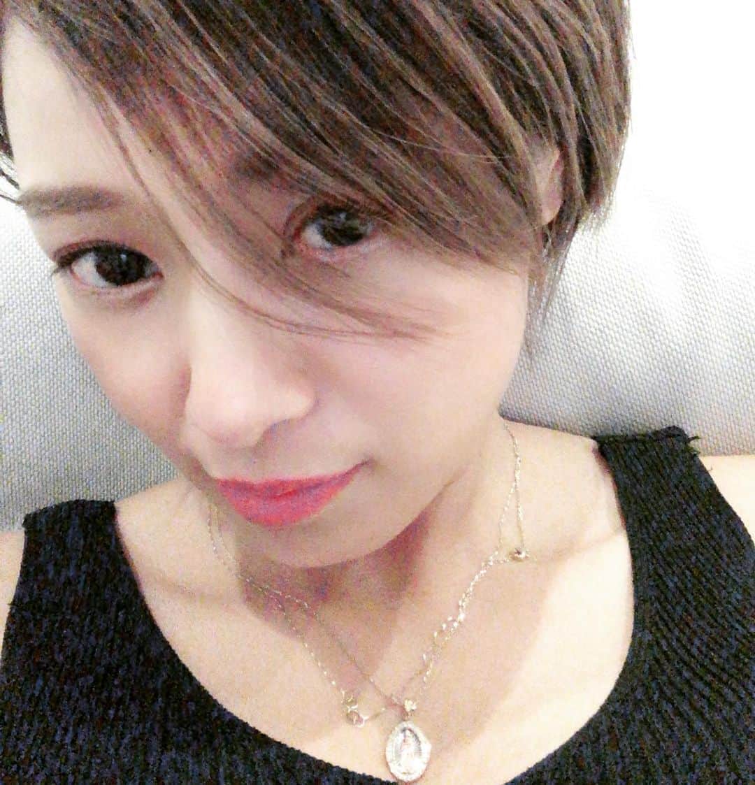 彩海のインスタグラム：「. . バッサリ✂︎いってきました！ . どーやってオーダーしたんですか？って DMが殺到してますので こちらでお答えさせてください！ . . 私が通っているサロンは 北参道にあるココシュカというお店です。 @kokoschka2007 ←ココです！ . . そこの店長ケンタロウさんに ぜーんぶお任せ… . . 今回はバッサリいきたい！ カラーは明るめ！ お任せするね！って感じで ほぼ彼のセンスに頼っています。 . . 私はすごく自分の髪質が嫌いで 髪をアレンジすることさえ嫌い。 量が多くてごわつくうえ クセもある自分の髪質が大嫌い… 髪質コンプレックスなんです。 . . 髪型なんてどーでもいい。 そんな感じだったのに ケンタロウさんは私のクセや髪質を的確に捉えて施術してくれるから、もう…なんてゆーか結局いつもお任せ！ . . 今回もどんな感じでオーダーしたんですか？ってフォロワー様方から殺到して、即刻彼にラインして確認しましたw . . 私の今回の髪型は ハイライトをブリーチ2回して、全体にアッシュ系の11トーンにほんの少しバイオレットが入っていて、スタイルはショートボブ！  だそうです！！ . . お任せしたかったら ココシュカ( @kokoschka2007 )へ是非どうぞw . . メディア関係のヘアメイクなんかも依頼されたり、 美容室BEST100にも選ばれてるよ〜 . . . #ショートボブ#ショートヘア #ボブ#アッシュカラー #美容室 #北参道#東京美容室 #神業#カリスマ美容師 #サギ写」