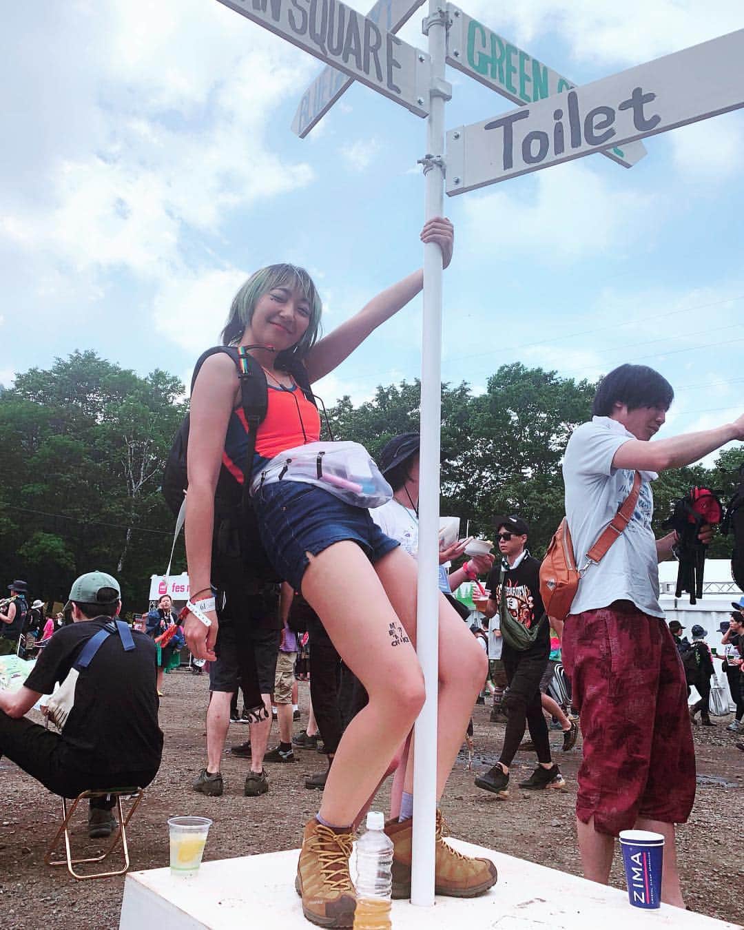 あっこのインスタグラム：「FUJI ROCK🗻🗻🗻⚡️⚡️⚡️泥だらけで遊べて本当に楽しかった！！！ #fujirock2019」