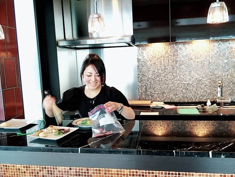 永倉由季さんのインスタグラム写真 - (永倉由季Instagram)「・ ・ 二人分まとめてのお祝いを アキちゃんがしてくれました♡ ・ 前菜からデザートまで お料理上手の域を超えたプロ並みのおもてなし！ ・ レストランで食べてるような気分になり その美味しさに感激して大はしゃぎ✨ ・ 更に大阪福島の とある場所を用意してくれて 奈良の田舎もんは外ばかり眺める。 いつも片道1時間30分かけて通っている現場が 目の前にあるんですもの。便利ね ・ ・ お買い物から準備まで大変だっただろうな。 ・ アキちゃんの気持ちに ありがとうありがとうありがとう💕 ・ ・ 来月は皆んなで修行ですよー🌄💦 ・ ・ ✅ 写真いっぱいアメブロにて ↓↓ ・ ・ http://ameblo.jp/naga-yuki/ ・ ・ #お料理 #上手 #プロ並み #料理写真 #感動 #レストラン かと思った #お祝い 🎂 #ありがとう #気持ちが嬉しい #大阪 #福島 #景色 #眺め抜群 #奈良県民 #少し憧れる #楽しい時間」7月28日 21時33分 - yuki_nagakura67