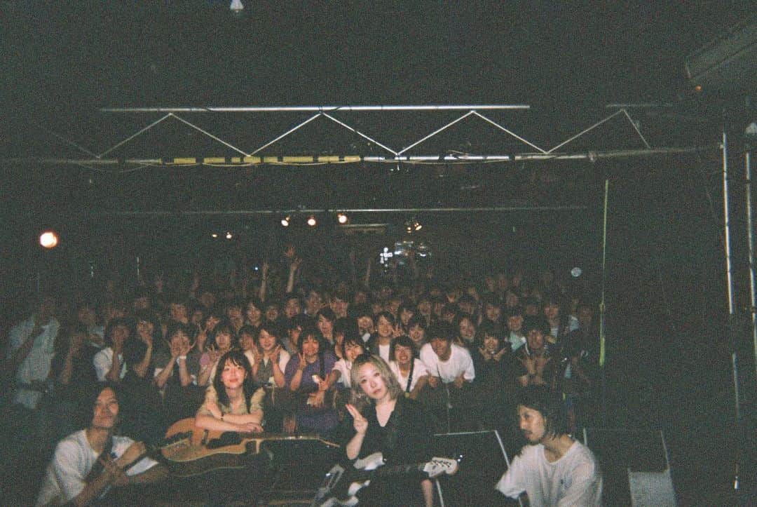 yonigeのインスタグラム：「これ、落としましたよツアーの旭川CASINO DRIVEで撮った写ルンですの写真を見つけました😀 現像してくれてありがとうございます。 #yonige #これ落としましたよ #これ落としましたよツアー」