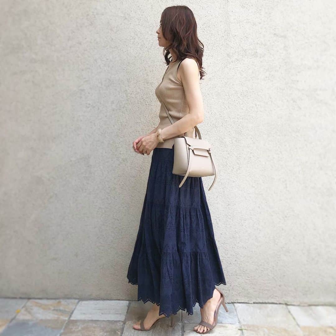 akko3839さんのインスタグラム写真 - (akko3839Instagram)「﻿ ﻿ beige×navy﻿ ﻿ ﻿ トップスはSALEでゲット✌︎﻿ ﻿ イロチで揃えたスカート﻿ やっぱり涼しい🎐﻿ ﻿ ﻿ ﻿ top @whimgazette_official﻿ skirt @stylebar.jp  ZOZOTOWN▶︎2,000円クーポン﻿ bag @celine﻿ sandal @nebulonie.japan﻿ ﻿ ﻿ ﻿ blogもupしました☻☺︎﻿ ﻿ ﻿ #stylebar#instagood#outfit#code#instalike#fashionista#instafashion#ootd#simple#chic#style#stylish#styleblogger#Instafashion#fashiongram#mystyle#fashionista#stylebarstyle#コーデ#コーディネート﻿」7月28日 21時38分 - akko3839