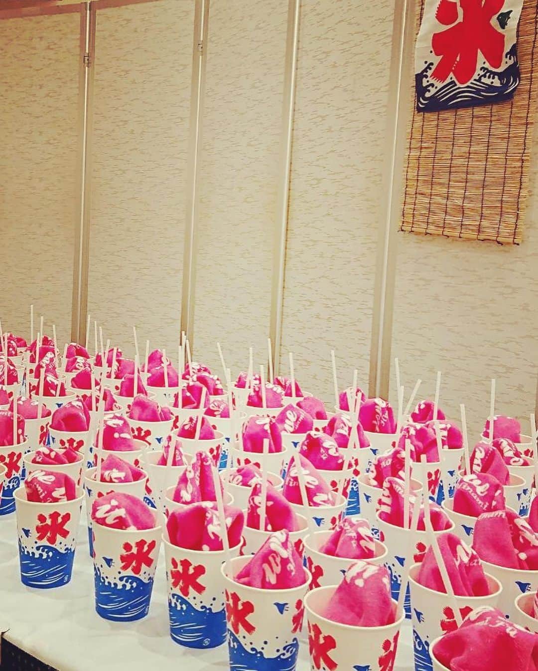 妃海風さんのインスタグラム写真 - (妃海風Instagram)「🍉meetふうちゃん。〜大！Hanabi大会〜🌻 . おわりましたー！ いやぁー🍧✨✨ みんなでいい夏の思い出作ったねー😍🍉🌻 . お陰で楽しかったよ！ 本当にありがとう！ . ねじりハチマキにピンクの法被、 せっかく買った事だし、 これ来てお祭りでも行くかね！笑 わっしょい！😆✨✨✨ . #meetふうちゃん。 #love it！ #love it！特製のかき氷🍧 #かわいいでしょ笑 #ありがとう #らぶ！」7月28日 21時39分 - fuhinami_official