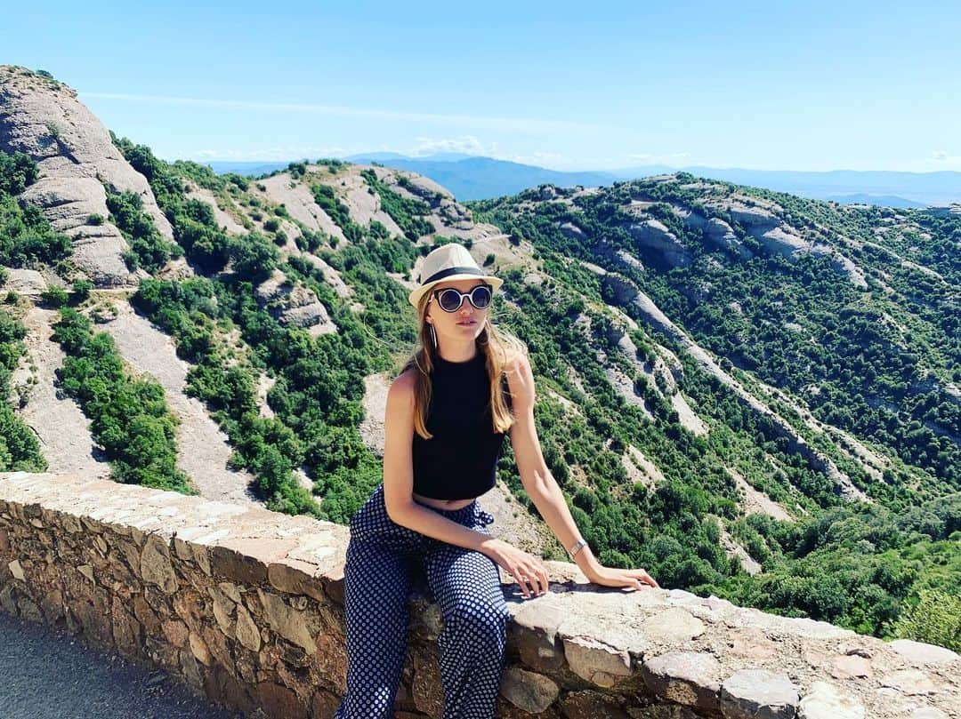 ヴラダ・ロスリャコヴァのインスタグラム：「Like the view of this mountain wasn’t already beautiful enough 😎😜」