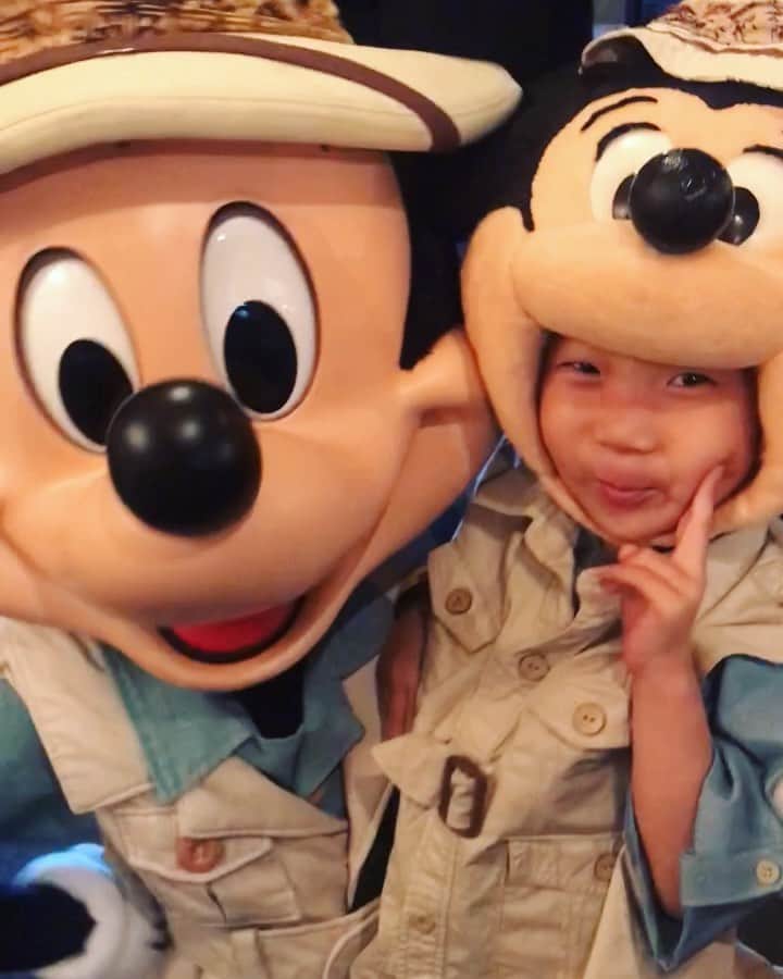tiahy__のインスタグラム：「This is my best memory of this trip. . . . At Tusker house restaurant. . . . 初めて訪れたタスカーハウスレストラン. このレストランでは、一言では言い表せないほどの、たくさんのhappinessをもらいました. . . 一つ前にpostしたIGTVでは、大好きなMickeyがTaiaと手を繋いでくれて、マラカスを持って一緒にダンスしてくれました. . . MickeyもDonaldもDaisyもGoofyもAttendant Castも みんなみんな、とてもとてもあたたかく、 夢の国にある、本当に夢のようなレストランでした. . . 感謝してもしきれません. . .  Taiaはこの日、「たいちゃんおおきくなったらアメリカのディズニーでおしごとしたい！」と改めて思ったそうで、 この日から毎日英語の勉強を進んでやるようになりました. . . ミッキーを始め、キャラクターのみんなとキャストの方々に心から感謝しています. . Thank you so much. #mickey_taia#wdw#waltdisneyworld#disneykids#taiacostume#disney#disneyfamily#disneybaby#tuskerhouserestaurant#animalkingdom」