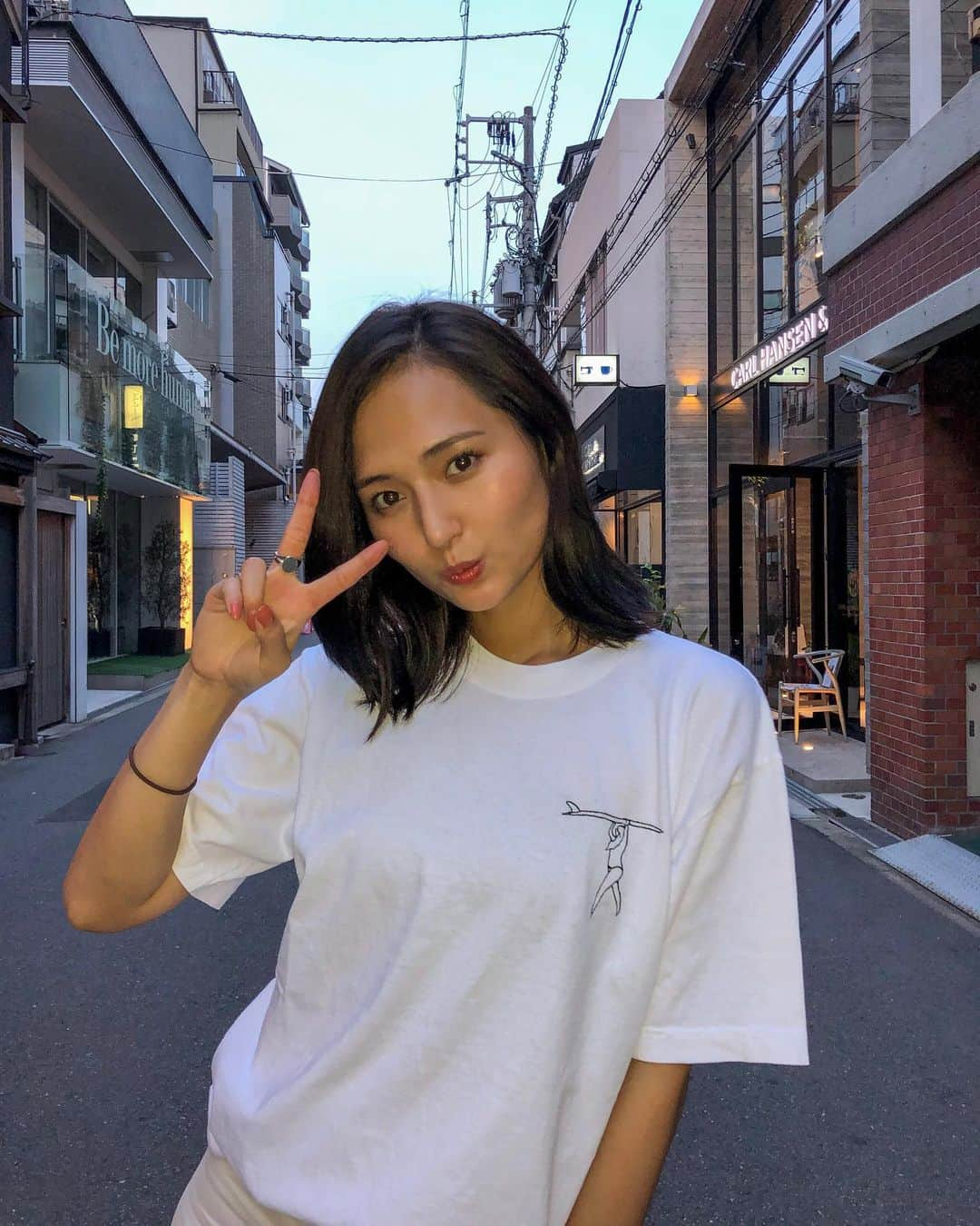 山賀琴子さんのインスタグラム写真 - (山賀琴子Instagram)「ファンの方からいただいたTシャツで✌🏻💕﻿ ﻿ @enelsia_official のPOP UP ﻿ お越し下さった皆様﻿ ありがとうございました！✨﻿ ﻿ 2日間で色々な方と会えて﻿ とっても楽しかったです🥰﻿ ﻿ 東京以外での土地で﻿ こうして皆さんと実際に会える機会、﻿ ENELSIAの実際のアイテムをご覧いただく機会を﻿ 作れたことが大変嬉しかったですし﻿ また開催できるようにこれからもっと頑張ろう！と﻿ 思えました☺️✨﻿ ﻿」7月28日 21時47分 - kotokoyamaga