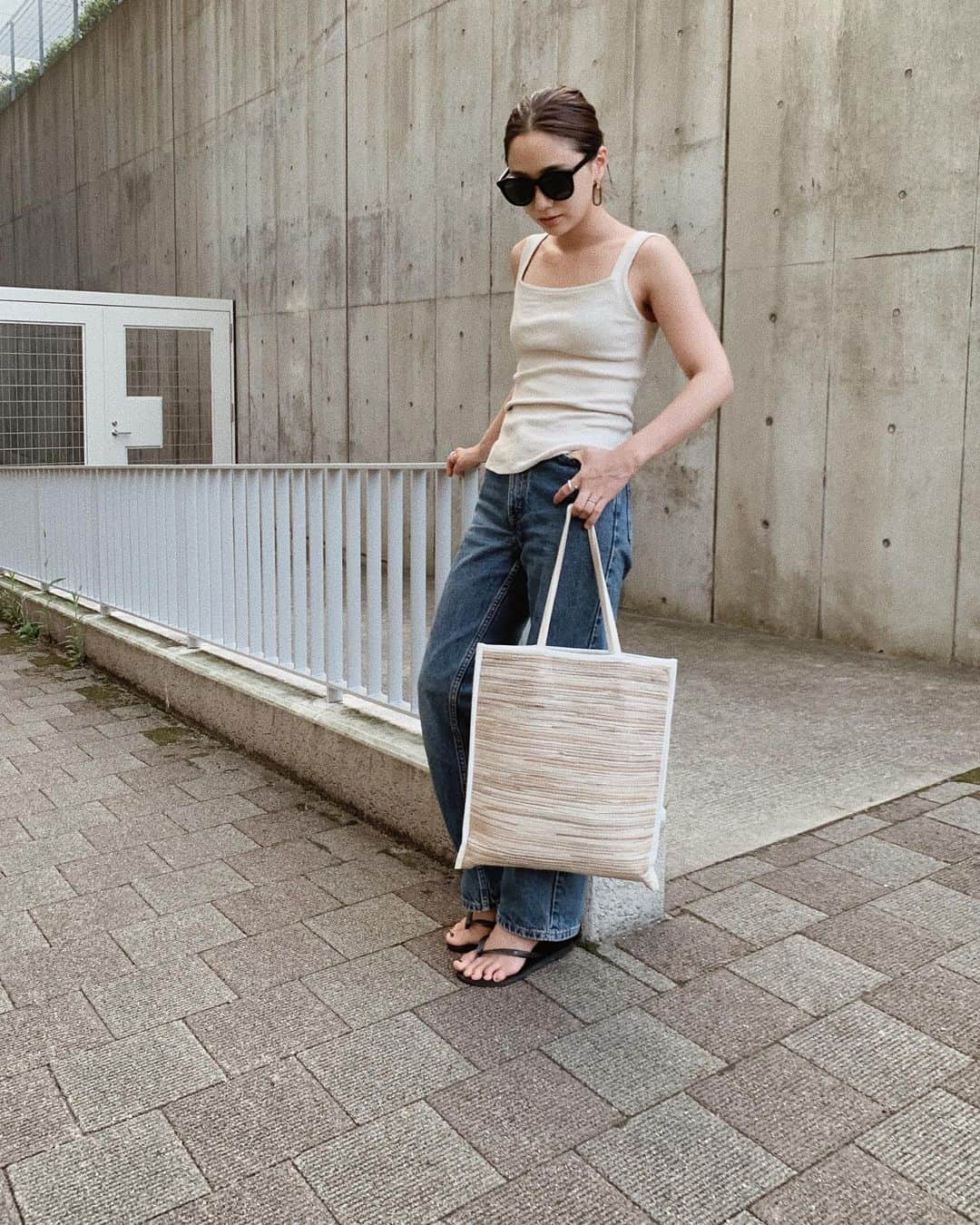 伊地知朋子さんのインスタグラム写真 - (伊地知朋子Instagram)「#ootd denim＆ビーサンで ラフカジュアルに👣 夏の装いを引き立ててくれる @varet_street のwoodlike tote! 海行きたくなる🏝 ____ #levis #varet_street」7月28日 21時48分 - tomoko_urbanbobby