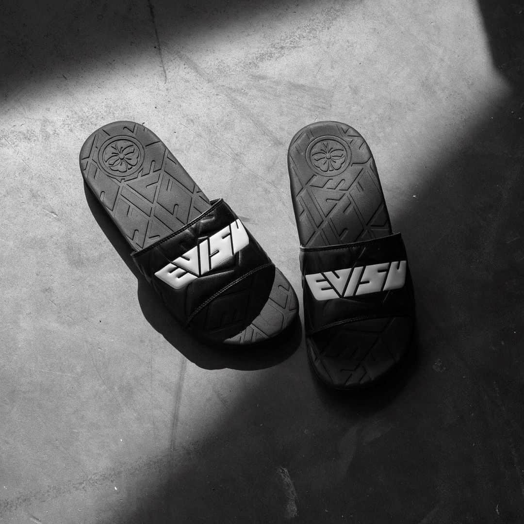 エヴィスジーンズさんのインスタグラム写真 - (エヴィスジーンズInstagram)「Sliding into Leo season like  #evisu #2019 #denim #fashion #ykwyfgo #yktv」7月28日 21時52分 - evisu1991