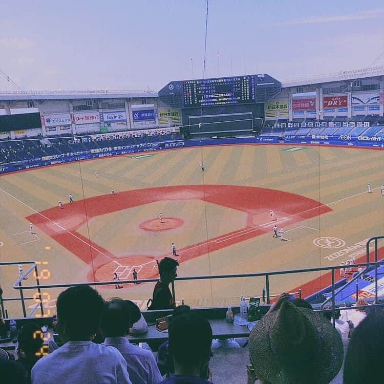 川崎美海さんのインスタグラム写真 - (川崎美海Instagram)「今年の千葉の夏も幕を閉じましたね⚾️ 私にとって高校野球は無くてはならないもの。大好きなんです。今年もプライベートでたくさーーーん球場に応援行きました。幸せでした。去年の番組で私を知って下さって、声かけて下さった方もいて本当嬉しかったです。 そして、習志野！春夏連覇🏆✨おめでとう。春のセンバツも甲子園まで日帰りで見に行ったけど、その時よりだんとデカくなってた。上がってた。 地元でもある習志野。嬉しい限り。 まだ習志野の夏はこれから。甲子園で逃した優勝！！取り返してこーい！頑張れ✨.. .. そして、千葉県の高校球児の皆んな。 今年も本当にたくさんの感動ありがとう。.. 球場の雰囲気なぜ好きかって。 高校野球好きの人の集まりだから。 最高。女の子ももっと高校野球好き増えたらな。.. #夏 #千葉県 #高校野球 #野球応援 #野球 #野球好き #高校野球好きな人と繋がりたい #甲子園 #baseball #zozoマリンスタジアム #優勝 #習志野 #101回目の夏 #野球女子」7月28日 21時52分 - kawasaki.myu