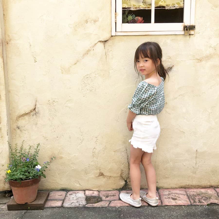 Megumiのインスタグラム：「@urbancherry_ さんの夏服が可愛い♡ 華奢なまいが着ると、今流行りのオフショルみたいで、ママこれ好き💓 今SALE中なのでお得に夏服getできるチャンスです✨✨ #子供服 #instakids #キッズコーデ #キッズファッション」