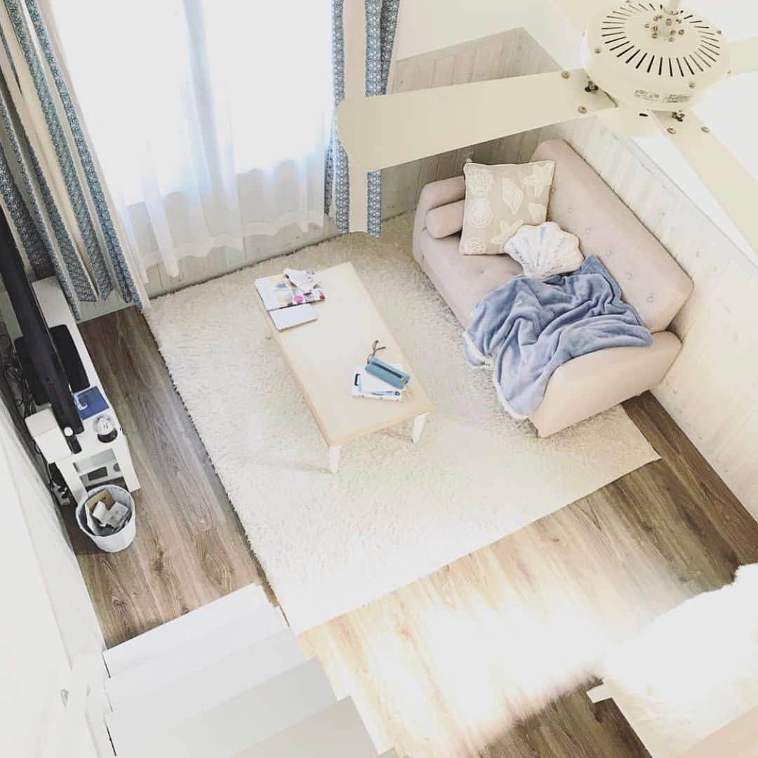 MAISON ABLE CLUBさんのインスタグラム写真 - (MAISON ABLE CLUBInstagram)「. 暮らしに海を感じたい🏖 . . ◻️お部屋作りのポイント ✔️シェルモチーフのアイテム🐚 涼しげな貝殻で夏気分☀️ ハワイでは、ポジティブに前に進みたい時におすすめのモチーフとされているそう👼 . . Special Thanks❤︎ @mahalo_86 . . . #メゾンと私  #maison_interior . . #メゾンエイブルクラブ #メゾンエイブル #maisonable #ひとりぐらし #ひとり暮らし #一人暮らし #一人暮らしインテリア #一人暮らし部屋 #一人暮らし女子 #女子部屋 #模様替え #賃貸インテリア #ロフトのある生活 #ロフトからの眺め #シーリングファン #シーリングファンのある生活 #シェルモチーフ #海を感じるインテリア #海を感じる雑貨 #夏インテリア #インテリア好きな人と繋がりたい #オシャレさんと繋がりたい #マイルーム #myroom #部屋 #お部屋紹介 #素敵女子 #インテリアデザイン」7月28日 21時56分 - maisonableofficial