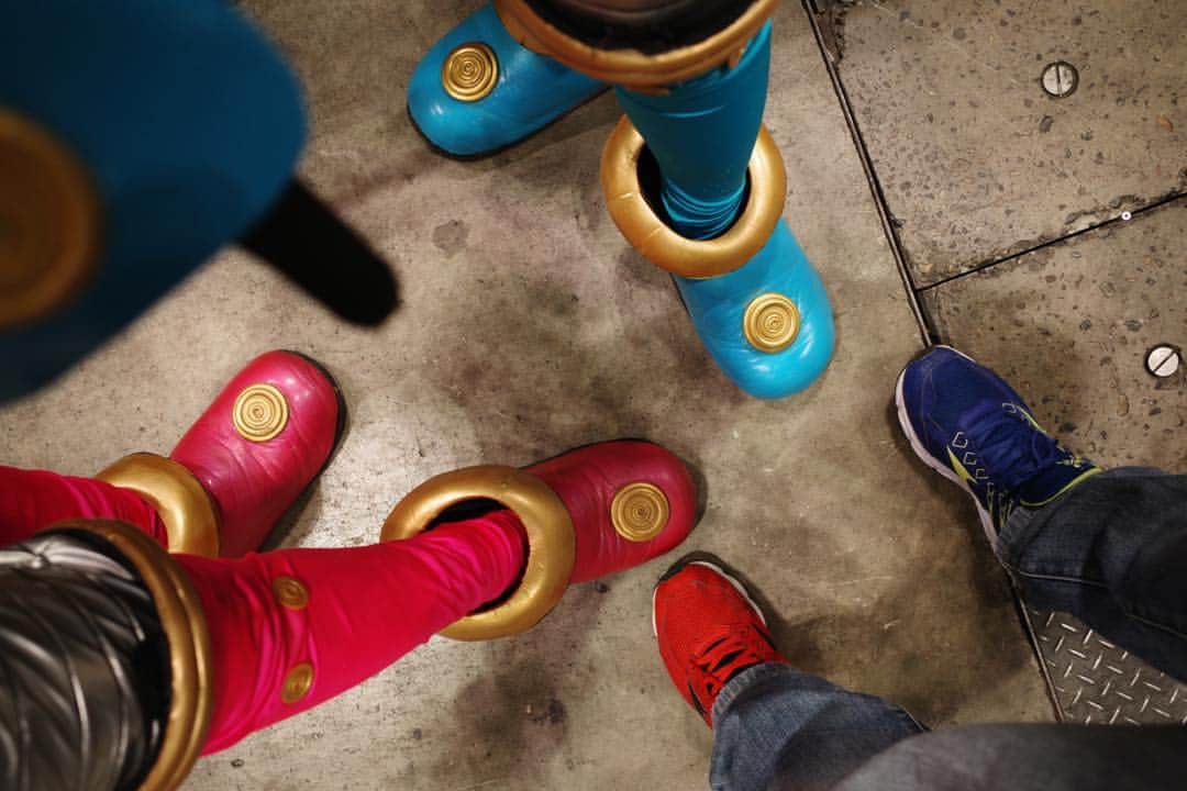 佐藤東弥のインスタグラム：「青い足の人 赤い足の人とともに #GR3」