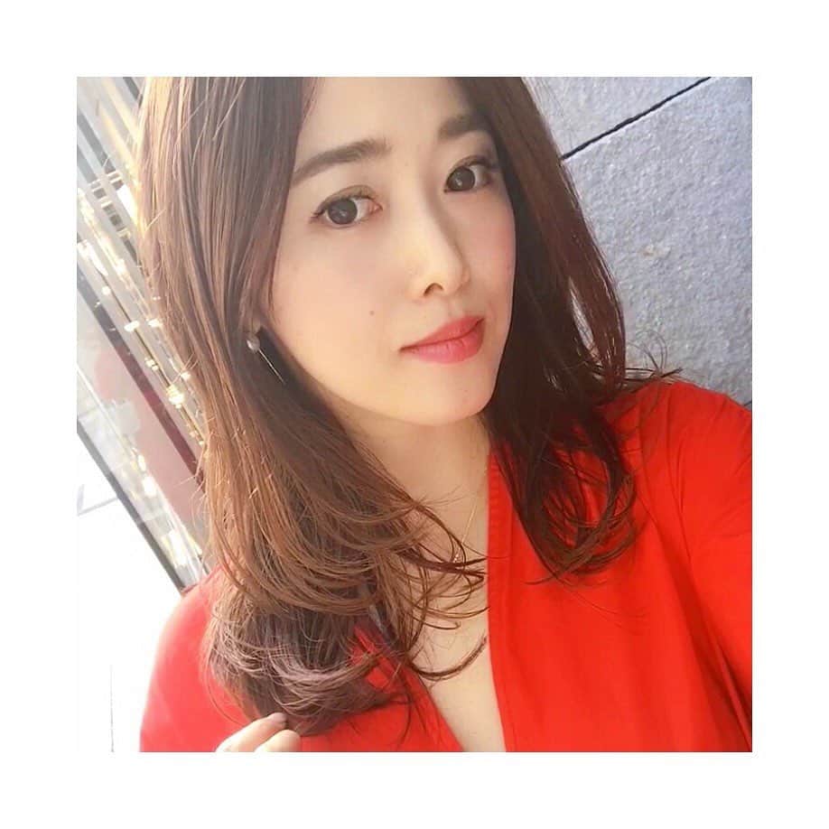 のインスタグラム：「. やーっと、 カット&カラーしてスッキリ✨ . 時々質問頂くカラー、 今回はベージュベースにピンクを加えてもらいました。 . ✂︎は全体をカットし、実際は軽いけど、 見た目がスカスカ見えないよう重ためシルエットに。 . 顔周りは今回も後れ毛っぽい 長い前髪を作ってもらいました。 . 今回も @beach_saku69 さんで。 . いつも話に夢中になっている間に 出来てる計算されたシルエット👏✨ . #ヘアサロン #velvetonthebeach #カット#表参道美容室#ヘアカット#カラーリング」