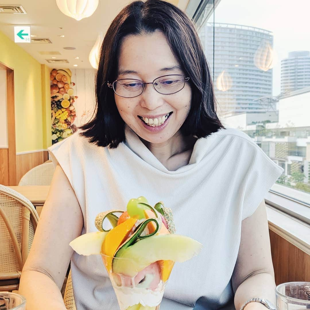 草野絵美さんのインスタグラム写真 - (草野絵美Instagram)「Sis & mom time👩‍👧‍👧🍒🍓🥝🍎🍉 つかのまの母娘タイム､､､。パフェではしゃぐママかわいい。」7月28日 22時00分 - emiksn