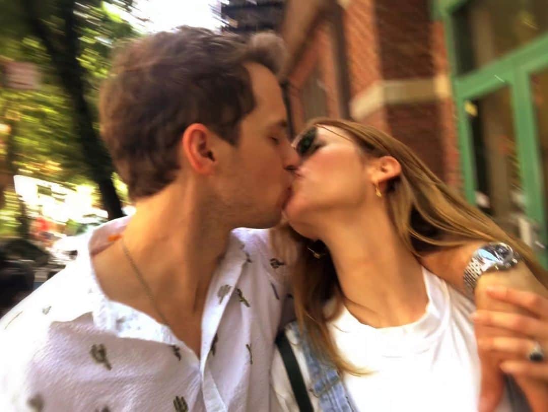 ジョアンナ・ブラッディのインスタグラム：「Wandering around our old stomping grounds. #thevillage #nyc」
