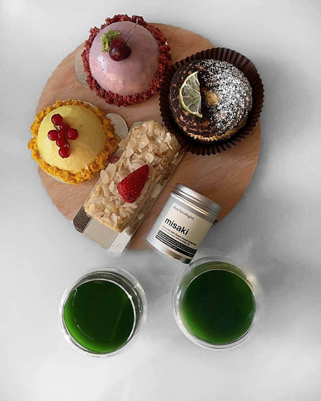 Matchæologist®さんのインスタグラム写真 - (Matchæologist®Instagram)「🙋 Hands up if you think this cup of #Matcha alongside these sweet treats is the perfect combination! 😍 How are you treating yourself today? 💚 (📷: @miss.ievheniia ) . Try swapping out your morning coffee for matcha 🌿☕️. Not only is it packed with antioxidants, it also gives your metabolism a healthy boost! 💪 Matcha contributes greatly to the state of ‘calming alertness’ 😇 that lasts for hours without the “lull” that usually follows a strong coffee after an hour or two. Because of this effect, matcha has historically been used by Zen Buddhist monks and samurai warriors to enhance their mental focus before practicing meditation sessions or stepping into arenas 🙏. . For premium-quality matcha 🍵, please visit Matchaeologist.com . Follow our bio link 👉@Matchaeologist . Matchæologist® #Matchaeologist Matchaeologist.com」7月28日 22時01分 - matchaeologist