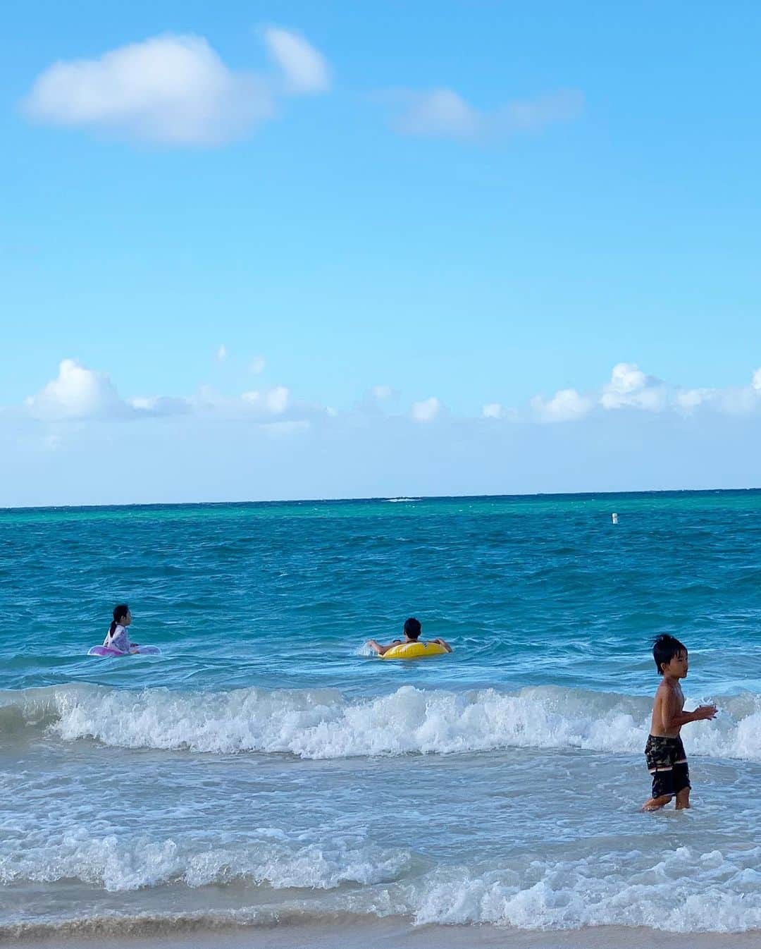 村上沙織さんのインスタグラム写真 - (村上沙織Instagram)「子供達とトンネル作りに没頭したり、波🌊と戦う遊びをしたり。 夕方になるとワンちゃんがいっぱいになるkailua  beach. いつかアポロも連れて来たいねー！と話しながらクタクタになるまで遊びました🥰🏖♥️ 幸せ♥️ #kailua beach#hawaii#hawaiitrip#hawaiilife#ハワイ」7月28日 22時12分 - rosysaorimonster