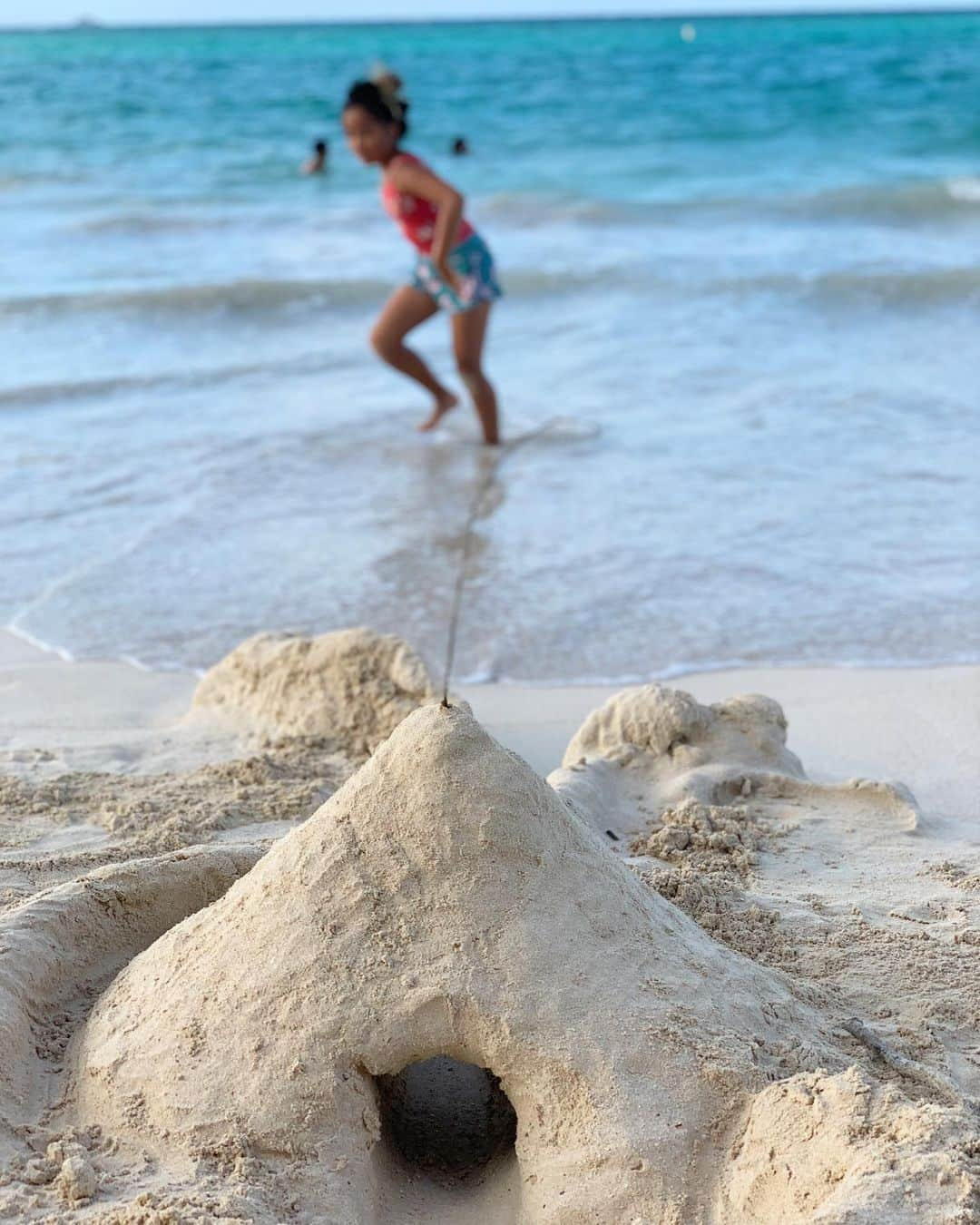 村上沙織さんのインスタグラム写真 - (村上沙織Instagram)「子供達とトンネル作りに没頭したり、波🌊と戦う遊びをしたり。 夕方になるとワンちゃんがいっぱいになるkailua  beach. いつかアポロも連れて来たいねー！と話しながらクタクタになるまで遊びました🥰🏖♥️ 幸せ♥️ #kailua beach#hawaii#hawaiitrip#hawaiilife#ハワイ」7月28日 22時12分 - rosysaorimonster