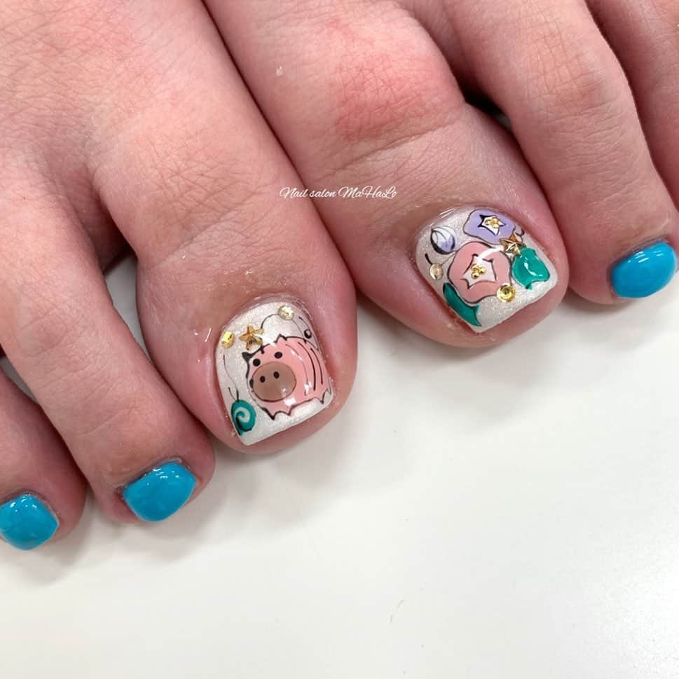 神原美香さんのインスタグラム写真 - (神原美香Instagram)「. . ちかちゃんfoot☆. 蚊取り線香のぶたちゃん🐷と あさがお☀️💠夏💗 . . ‾‾‾‾‾‾‾‾‾‾‾‾‾‾‾‾‾‾‾‾‾‾‾‾‾‾‾‾‾‾‾‾‾‾‾‾‾‾‾‾‾‾‾ 随時ご予約受付中🌟 Nail salon MaHaLo 大阪＊梅田＊北新地 〠大阪市北区梅田1丁目2-2-B100号 大阪駅前第2ビルB1F ☎️06-6345-2220 📩mahalo.nail.0420@gmail.com LINE@📱@mahalo-umeda 当日ご予約も受け付けております✨ お気軽にお問い合わせください💖 ‾‾‾‾‾‾‾‾‾‾‾‾‾‾‾‾‾‾‾‾‾‾‾‾‾‾‾‾‾‾‾‾‾‾‾‾‾‾‾‾‾‾‾ #nail#gel#ネイル#follow#nailstagram#大阪#北新地#梅田ネイルサロン#大阪ネイルサロン#NailsalonMaHaLo#nailartist#네일아트#네일#젤네일#gelnails#nailart#love#美甲#スカルプ#オトナ女子ネイル#オトナ可愛い#nails#ジェルネイル#ネイルデザイン#オフィスネイル#上品ネイル#夏ネイル#シンプルネイル春 #夏ネイル2019 #フットネイル」7月28日 22時05分 - mahalo.nail2012