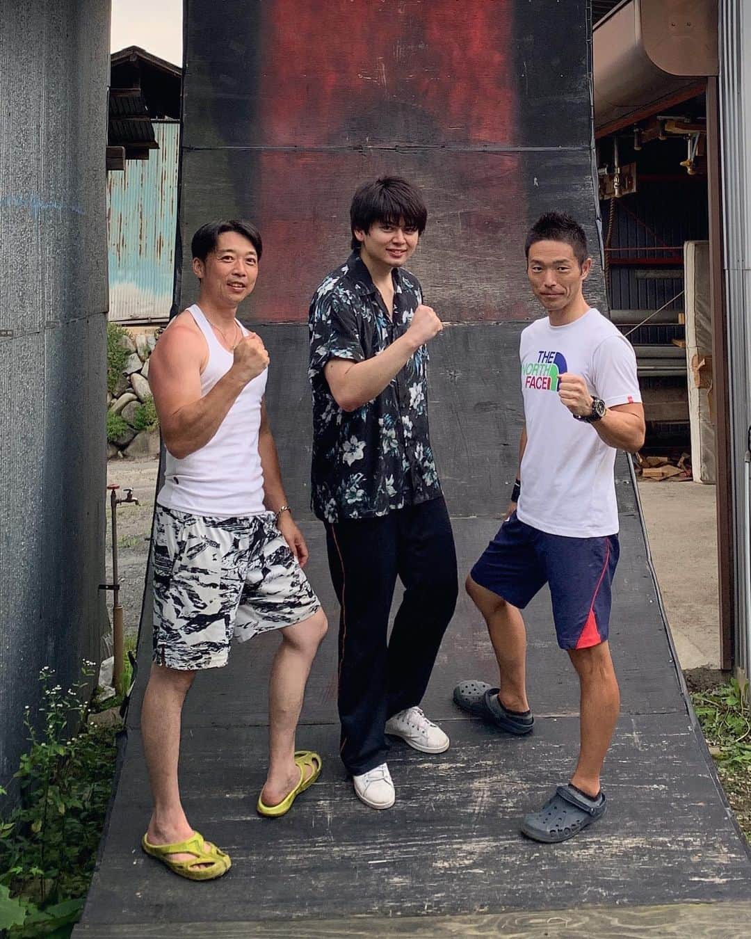 砂川信哉のインスタグラム：「今日は松田さんのお宅で鈴木先生も一緒にSASUKEの練習。 実際にやってみて初めて気付くことだらけで、とても貴重な体験が出来ました。 明確な課題も何点か見つかったので、ひとつひとつ潰していくのみ。モチベーションもかなり上がったので、スイッチ入れ直して頑張ります🔥🔥🔥 お二方どうもありがとうございました！  #SASUKE」