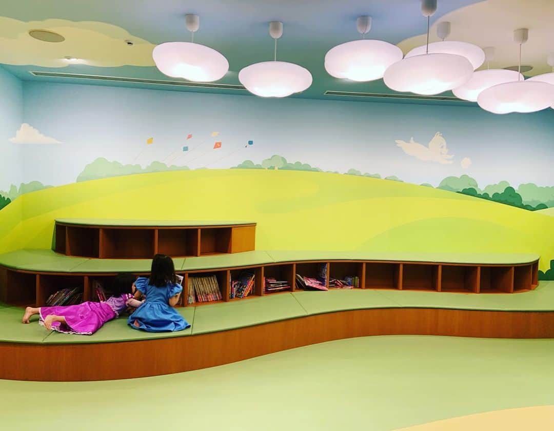 大和田美帆さんのインスタグラム写真 - (大和田美帆Instagram)「ステキ空間で絵本を選ぶ3歳児たち♡ . . 明日は「あさイチ」に出演します。」7月28日 22時08分 - miho_ohwada