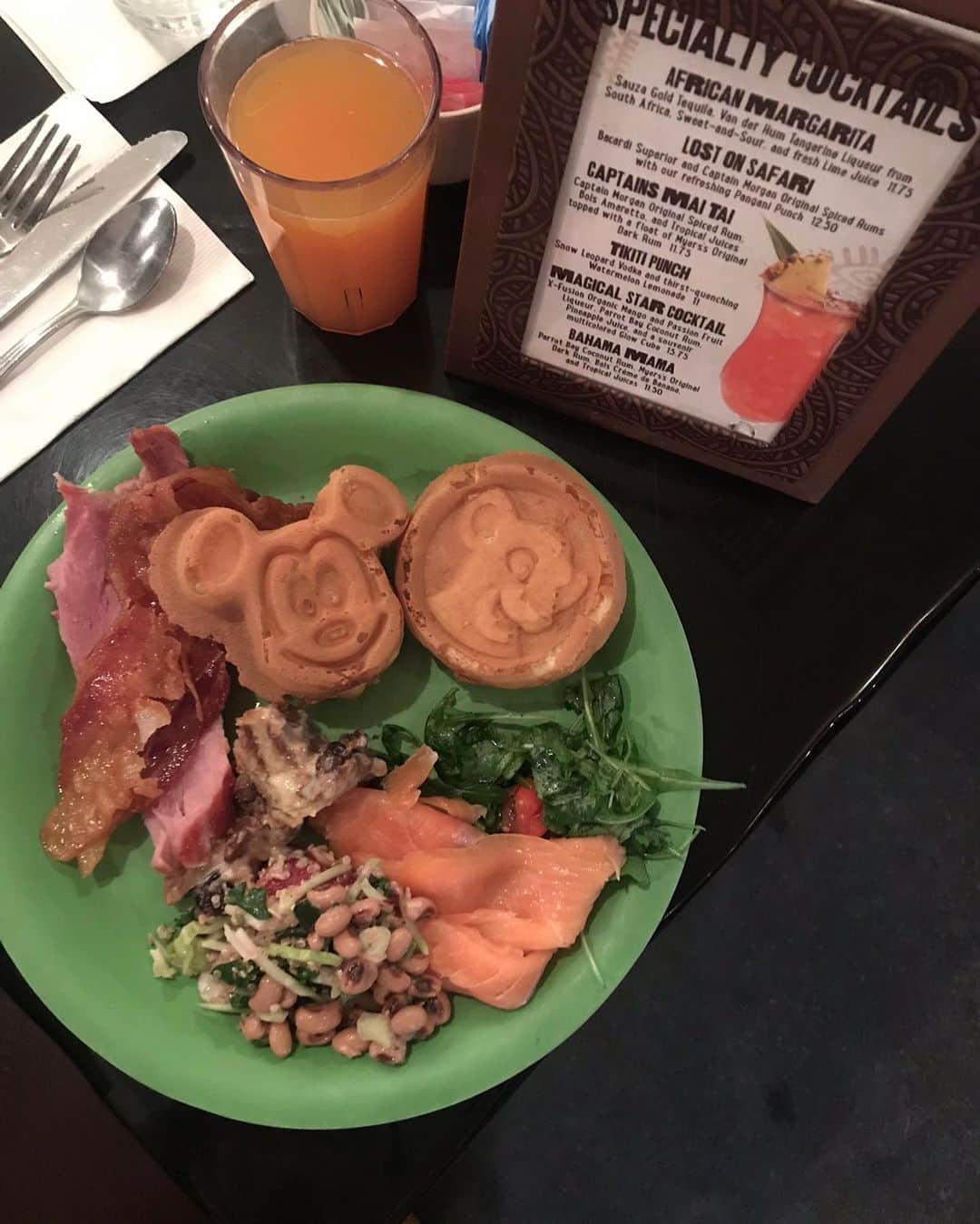 tiahy__のインスタグラム：「My favorite food. . . . . Mickey & Shimba 🥒. . . #tuskerhouserestaurant#animalkingdom#wdw」