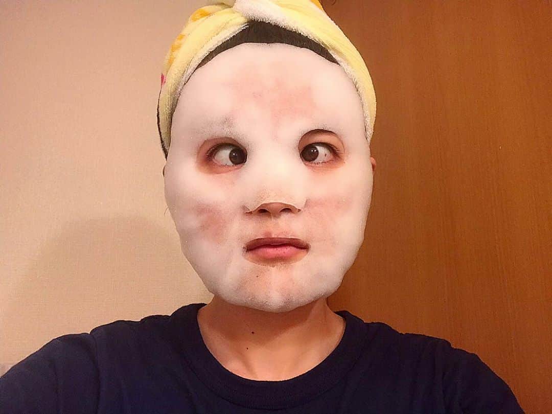 富久美玲のインスタグラム：「_ . もこもこ白泡マスク装着〜🧖🏻‍♀🛁 . 付けて時間が経つと徐々に泡が増えてきて 10分後には思ってた以上にもこもこ（笑） . これぞまさに、いわゆる"インスタ映え" ってやつですね！みんなも是非🤳 . #リッツ#白泡マスク#もこもこ白泡マスク#もこもこ#シートマスク」