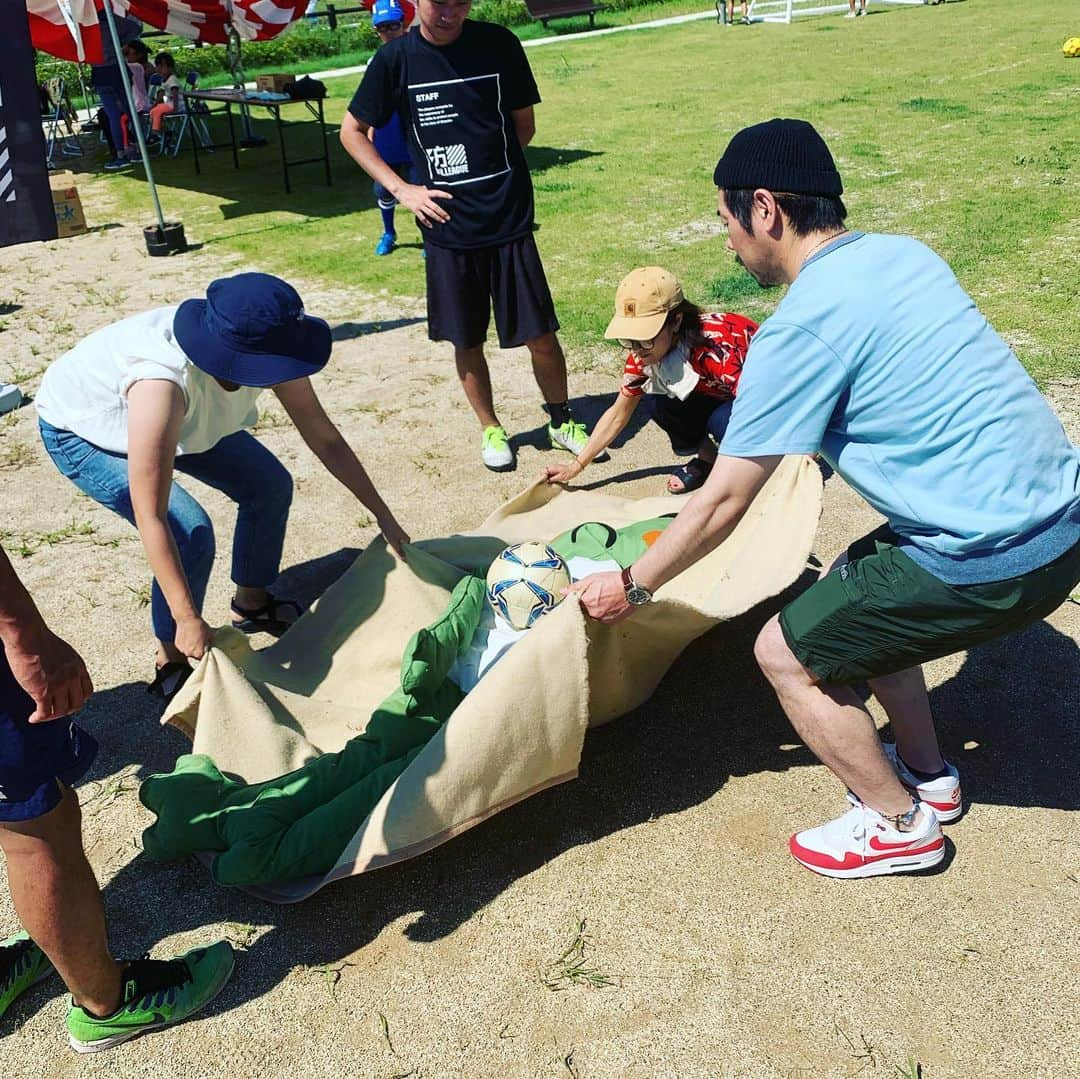 巻誠一郎さんのインスタグラム写真 - (巻誠一郎Instagram)「昨日、今日と積水ハウス熊本様「コモンステージそらのまち」とのコラボイベント。 スポーツで学ぶ防災イベントでした。 １つの街作りの中で、防災への意識や知識をスポーツを通して学ぼうというコンセプトを提案させていただき共感していただきました。 その中で地域の皆さんのコミュニティ作りのきっかけになればとの思いで積水ハウスさんと共に企画しました。 素晴らしい天候にも恵まれ、沢山の方々に来場頂き防災スポーツを体験してもらいサッカーを楽しんでいただきました。 一過性で終わるのではなく継続的に日常から意識し続ける事がやはり大切ですよね。 そのキッカケになれば幸いです！ 積水ハウスさんとは、他にも街のコンセプトからユニフォームを作らせていただいたり、親子で着れるエプロンを作らせていただいたりと様々な取り組みをさせていただきました。 本当に沢山の方々にご協力いただき素晴らしいイベントとなりました。 これからも沢山の方が笑顔になれるような取り組みを、色々なところで出来たらと思います！  #防災 #スポーツ #防災スポーツ #積水ハウス #コモンステージそらのまち #街作り #コミュニティ作り #えがおづくり #日焼けが痛い #ゾカジャパン #ハハラボ #カベッサ熊本 #サッカースクール #巻誠一郎」7月28日 22時19分 - makiseiichiro9