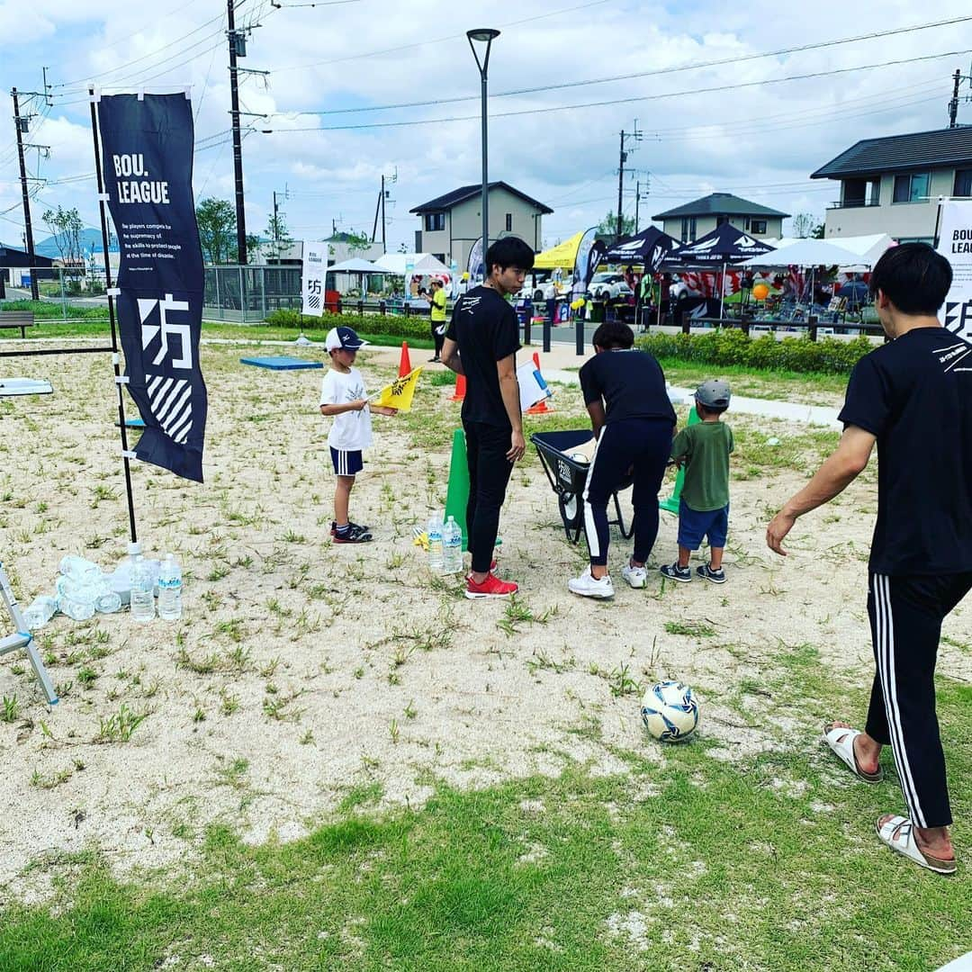 巻誠一郎さんのインスタグラム写真 - (巻誠一郎Instagram)「昨日、今日と積水ハウス熊本様「コモンステージそらのまち」とのコラボイベント。 スポーツで学ぶ防災イベントでした。 １つの街作りの中で、防災への意識や知識をスポーツを通して学ぼうというコンセプトを提案させていただき共感していただきました。 その中で地域の皆さんのコミュニティ作りのきっかけになればとの思いで積水ハウスさんと共に企画しました。 素晴らしい天候にも恵まれ、沢山の方々に来場頂き防災スポーツを体験してもらいサッカーを楽しんでいただきました。 一過性で終わるのではなく継続的に日常から意識し続ける事がやはり大切ですよね。 そのキッカケになれば幸いです！ 積水ハウスさんとは、他にも街のコンセプトからユニフォームを作らせていただいたり、親子で着れるエプロンを作らせていただいたりと様々な取り組みをさせていただきました。 本当に沢山の方々にご協力いただき素晴らしいイベントとなりました。 これからも沢山の方が笑顔になれるような取り組みを、色々なところで出来たらと思います！  #防災 #スポーツ #防災スポーツ #積水ハウス #コモンステージそらのまち #街作り #コミュニティ作り #えがおづくり #日焼けが痛い #ゾカジャパン #ハハラボ #カベッサ熊本 #サッカースクール #巻誠一郎」7月28日 22時19分 - makiseiichiro9