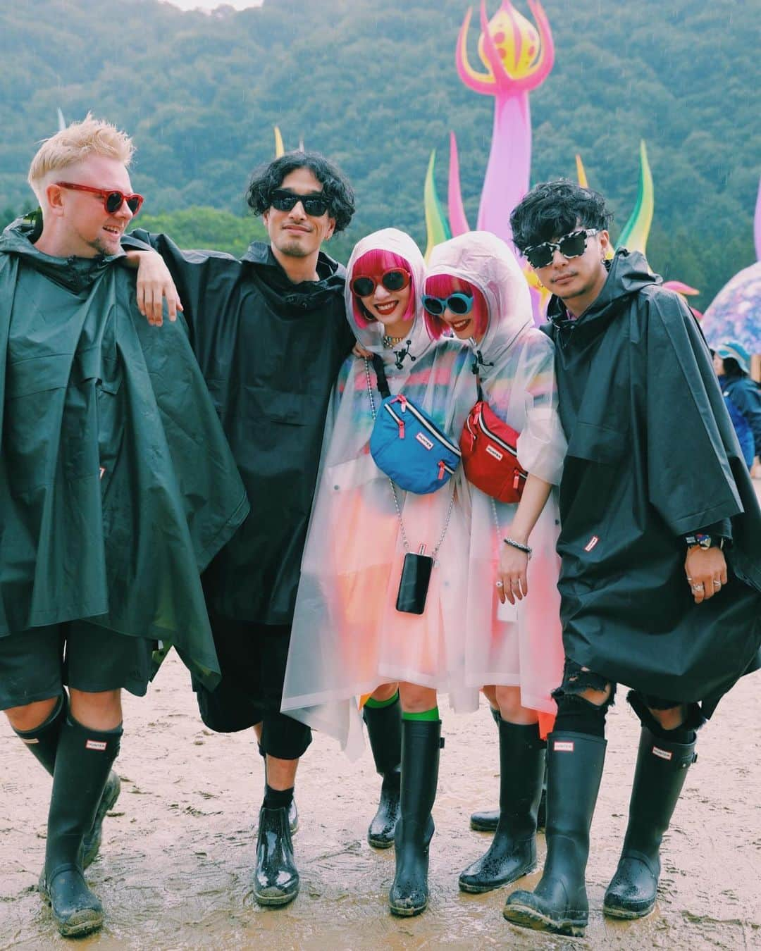 AYAさんのインスタグラム写真 - (AYAInstagram)「FES STYLE🏔⚡️☔️ コートもブーツもバッグも HUNTER @hunterboots  夏の思い出、出来ましたFUJI ROCK〜🎸 お世話になった皆様ありがとうございました！  #2019夏 #fujirock 🍧」7月28日 22時20分 - ayaxxamiaya