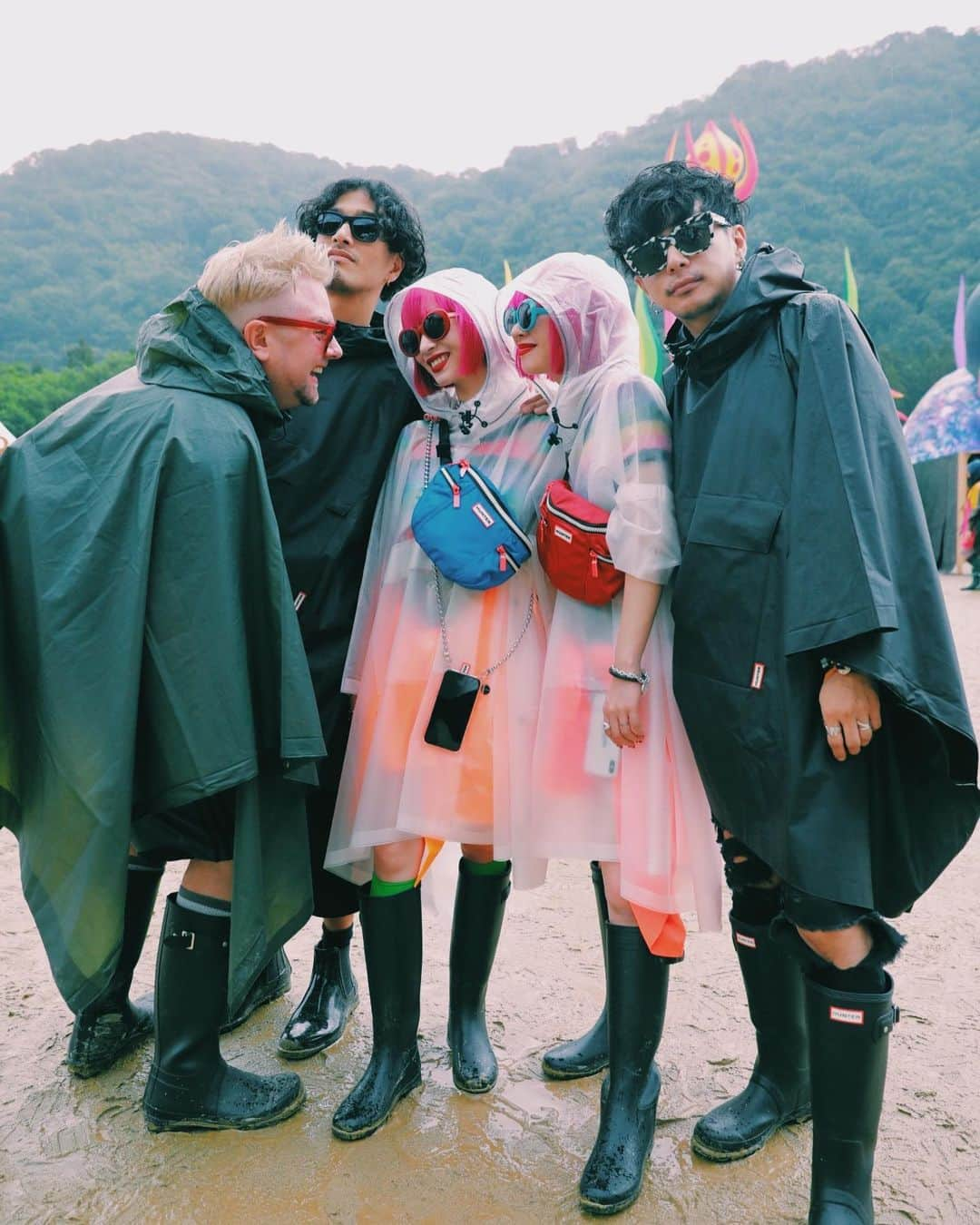 AYAさんのインスタグラム写真 - (AYAInstagram)「FES STYLE🏔⚡️☔️ コートもブーツもバッグも HUNTER @hunterboots  夏の思い出、出来ましたFUJI ROCK〜🎸 お世話になった皆様ありがとうございました！  #2019夏 #fujirock 🍧」7月28日 22時20分 - ayaxxamiaya