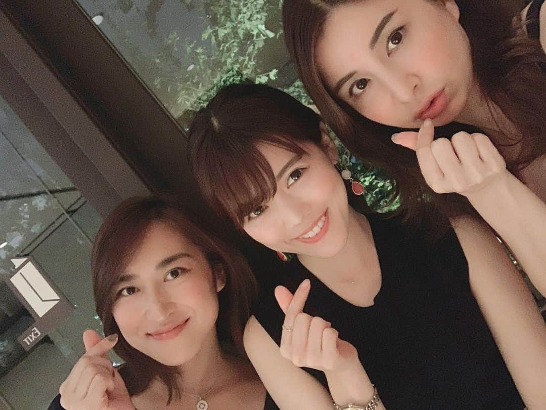 上坂由莉さんのインスタグラム写真 - (上坂由莉Instagram)「﻿ ﻿ 毎年ありがとう👩👩👩🎂🎁﻿ LOVE💓この１年も楽しむぞっ🥰﻿ ﻿ #birthdaygirl #birthday #dinner #friends﻿ #誕生日 #誕生日ディナー #プレゼント﻿ #❤️」7月28日 22時15分 - yuri_yoga.727