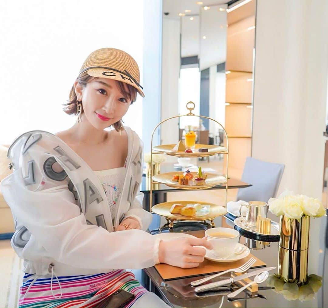 のインスタグラム：「@chanelofficial  chanel fall-winter2019/20 pre-collectionへ 可愛かった🥺❤️❤️ ・ そのあとご招待してくださった chanel×ペニンシュラ東京のコラボafternoonteaへ ・ chanelのクッションなど手掛けている西陣織の細尾さんとお写真を撮っていただきました🙇‍♀️💕 ・ 素敵なお時間をありがとうございました❣️❣️ ・ #chanel#fallwinter1920 #peninsulahotel #chanelfashion #chanellover #jun__ko_fashion #jun__ko_gourmet」
