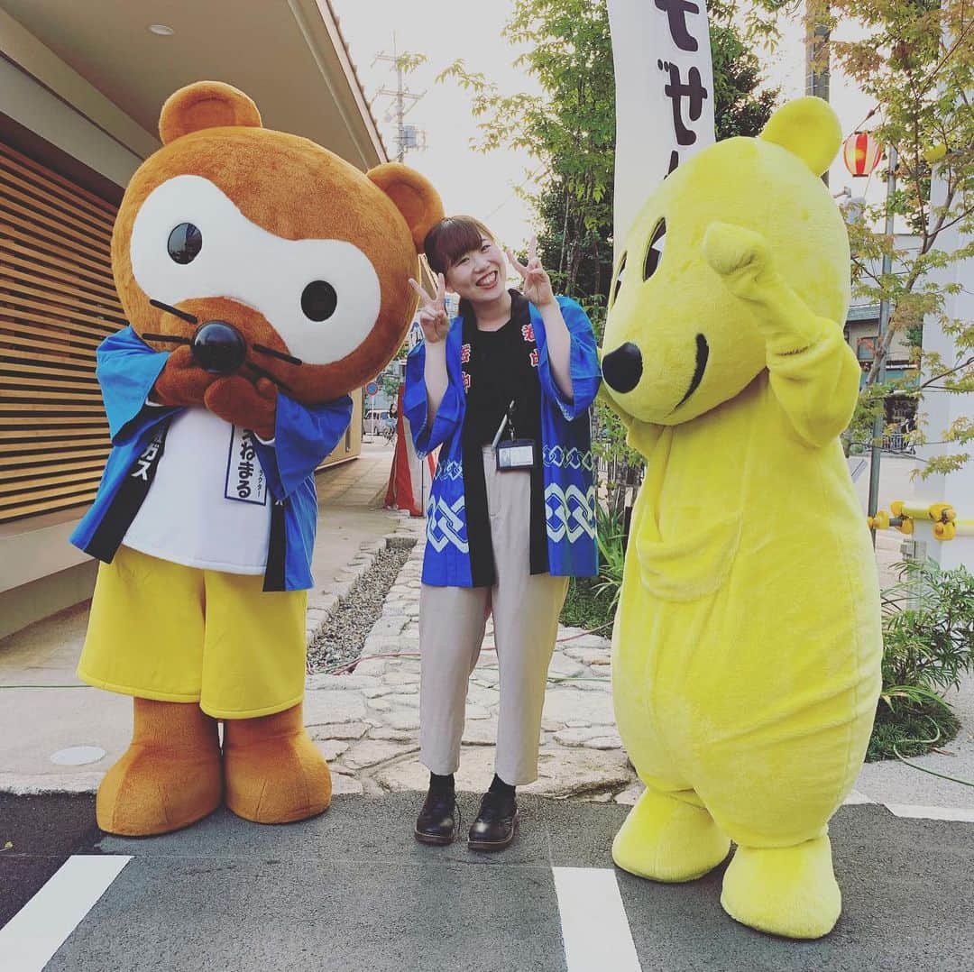 デザオ建設北野展示場のインスタグラム：「生まれ変わったデザオ北野スクエア つなぐモデルハウス「とこしえ」で 2年ぶりの夏祭り、北野班の面々とリフォーム事業部総出で開催しました。ウォンバットくんとえねまるくんも参戦、夏休みのひと時、楽しんで頂けましたか？お越し頂いたみなさん、ありがとうございました^ - ^ ＊デザオ建設のリフォーム、詳しい情報はこちらからどうぞ → @dezaoreform #ライフスタイルリノベーション #マンションリノベ #マンションリノベーション #デザオ建設 #デザオ #DEZAO  #DsLABO #京都#戸建リノベーション #リノベーション #リフォーム  #注文住宅 #マイホーム  #家 #住宅 #建築 #暮らし #マイホーム計画 #インテリア #デザイン #家づくり #木の家#和風モダン  #LDK #モノトーンインテリア #和モダン  #ホワイトインテリア  #デザオ北野スクエア #つなぐモデルハウスとこしえ #夏休み」