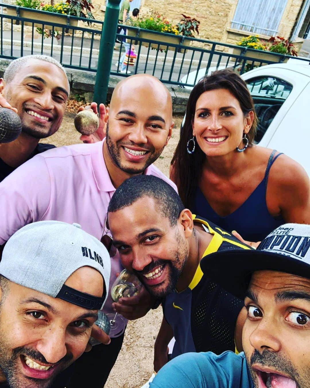 トニー・パーカーさんのインスタグラム写真 - (トニー・パーカーInstagram)「Pétanque en famille. #brothers #friends #village」7月28日 22時28分 - _tonyparker09