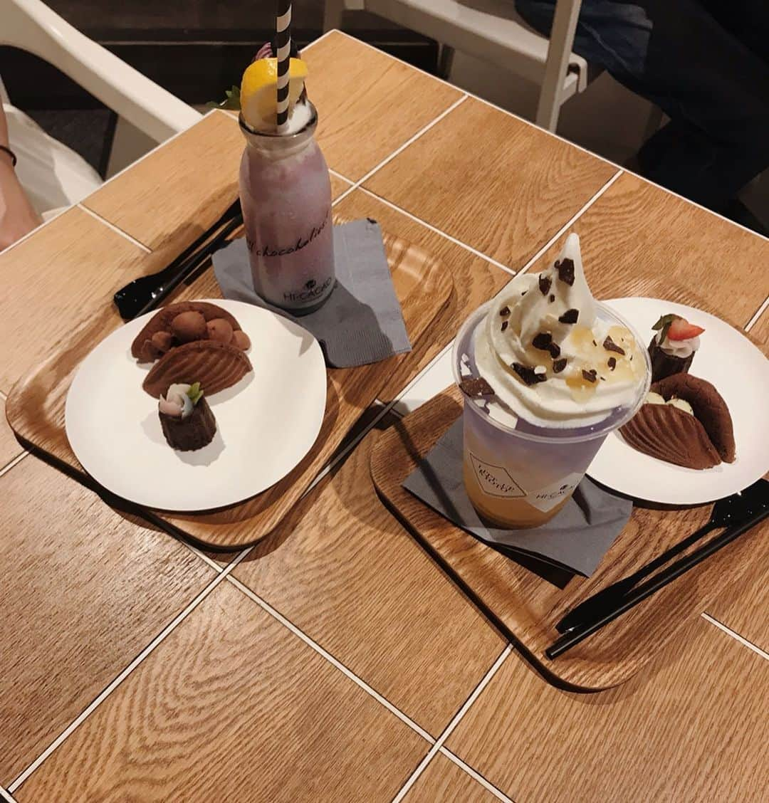 AMOさんのインスタグラム写真 - (AMOInstagram)「先日 HI-CACAO CHOCOLATE STAND の 夏の新メニューの試食会に伺いました。 with やまちゃん @yumiko__yamamoto 🥄 5枚目の動画に映した LITT UP. KYOTO とのコラボメニューの "サンライズカカオニブレモネードフロート" の グラデーションの美しさに感動 ✴︎ ブルーモーメント (夜明け前と夕焼けの後のわずかな隙に訪れる、辺り一面が青い光に照らされてみえる現象)  を表現しているそう🌅 すてき。 夏の暑さで疲れたからだに染み渡る、 すっきりやさしい甘さでした🍋🍯 スウィーツも美味しかったな。 ピスタチオクリームのサンド、また食べに行きたい🤤 皆さんも代官山にお出かけの際は @hicacao.jp へ go 🍩」7月28日 22時22分 - amo_whale