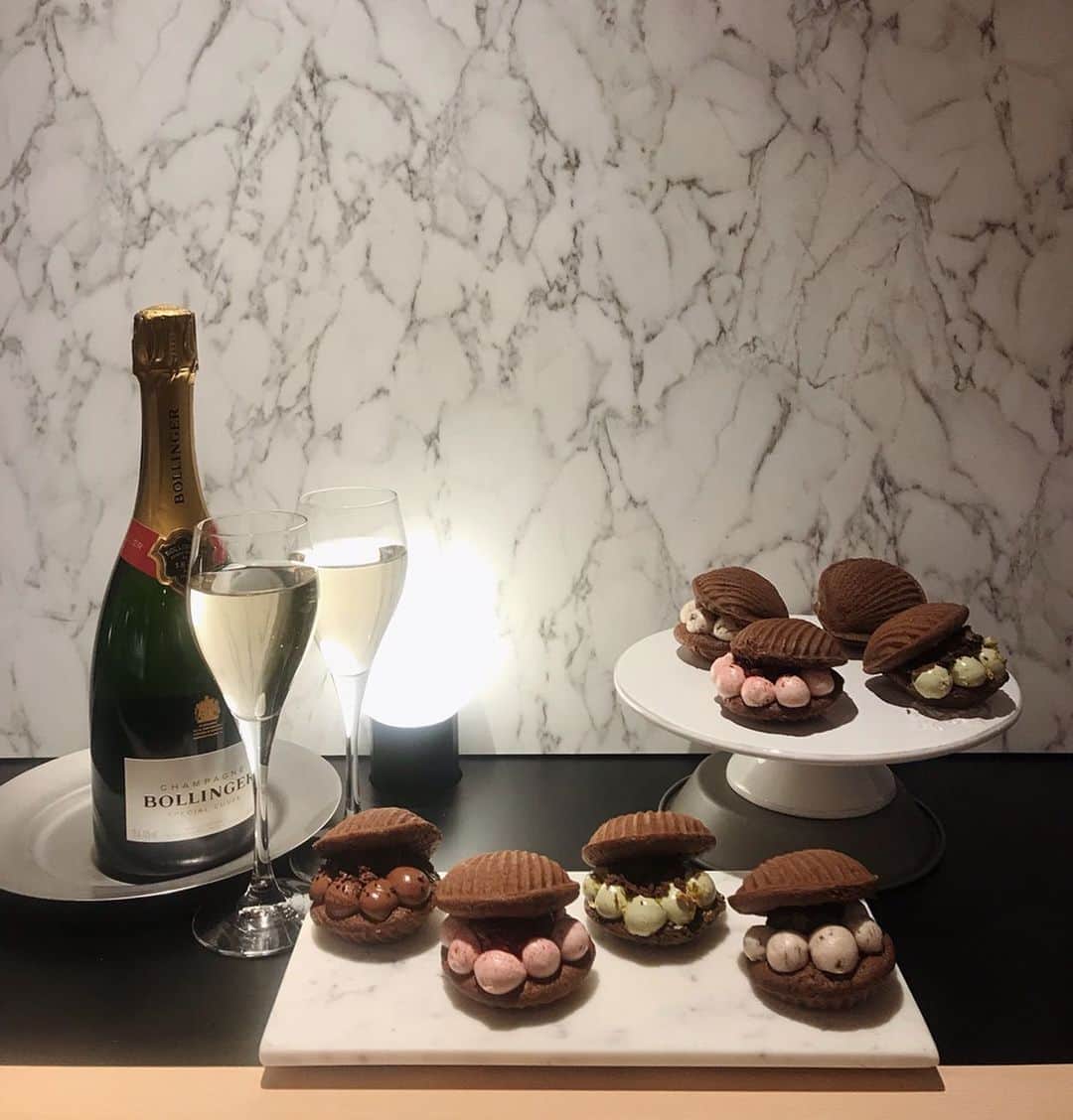 のインスタグラム：「先日 HI-CACAO CHOCOLATE STAND の 夏の新メニューの試食会に伺いました。 with やまちゃん @yumiko__yamamoto 🥄 5枚目の動画に映した LITT UP. KYOTO とのコラボメニューの "サンライズカカオニブレモネードフロート" の グラデーションの美しさに感動 ✴︎ ブルーモーメント (夜明け前と夕焼けの後のわずかな隙に訪れる、辺り一面が青い光に照らされてみえる現象)  を表現しているそう🌅 すてき。 夏の暑さで疲れたからだに染み渡る、 すっきりやさしい甘さでした🍋🍯 スウィーツも美味しかったな。 ピスタチオクリームのサンド、また食べに行きたい🤤 皆さんも代官山にお出かけの際は @hicacao.jp へ go 🍩」