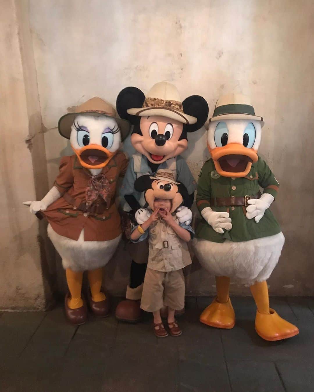 tiahy__のインスタグラム：「It’s a dream come true! . . . They really do spread fun and happiness!. . . 3つ前にpostしたIGTVに、MickeyがDaisyを呼び止めて、Taiaを紹介してくれていて、 その2人のやりとりもとっても可愛いので、ぜひIGTV見てみてもらえたら嬉しいです^ ^ . そして特別な場所へ連れて行ってくれて、みんなで集合写真を撮ってくれました. . 本当にとてもとても、あたたかい、最高の思い出です. 最高の宝物です. . . We will definitely go to see you again. Thank you so much. #mickey_taia#wdw#waltdisneyworld#disneykids#taiacostume#disney#disneyfamily#disneybaby#tuskerhouserestaurant#animalkingdom」