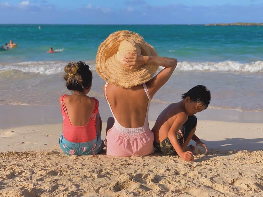 村上沙織さんのインスタグラム写真 - (村上沙織Instagram)「海で遊んでいる時は子供達の喧嘩が少なくなる🏖 協力して砂山作ったりトンネル作ったり…怖いものなしの弟を心配したり🐒♥️そして帰りに大喧嘩するってパターン、2年め。 ・ 来年はどんな二人かなー。並んだ背中の大きさもどんどん変わってくだろーね♥️♥️♥️ #kailuabeach#hawaii#hawaiilife#hawaiitrip#hawaii#ハワイ」7月28日 22時24分 - rosysaorimonster