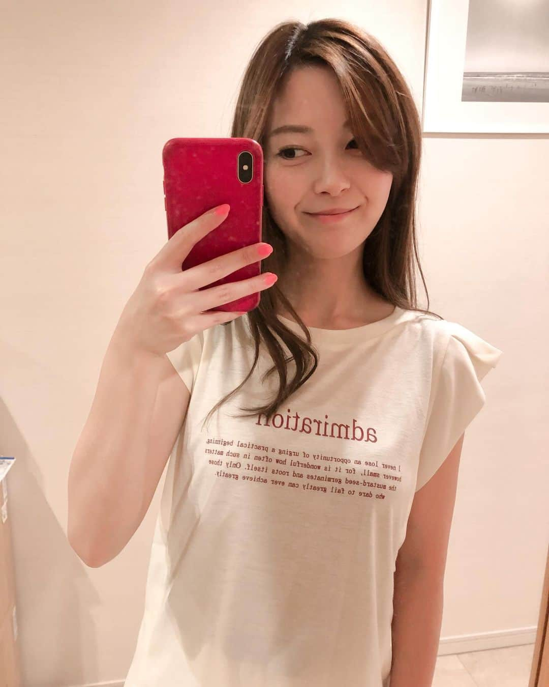 山下莉奈さんのインスタグラム写真 - (山下莉奈Instagram)「夏だ！暑いぞ！Tシャツの季節〜✨ とはいえカジュアルすぎるのもつまらないので肩がシフォンみたいなヒラっとなってるTシャツを💓 どこかがヒラっとしてるのすき😚  fch521-0334 @feerichelu #feerichelu #feerichelu_style #pr #fashion #Tシャツ」7月28日 22時26分 - rinayamashita