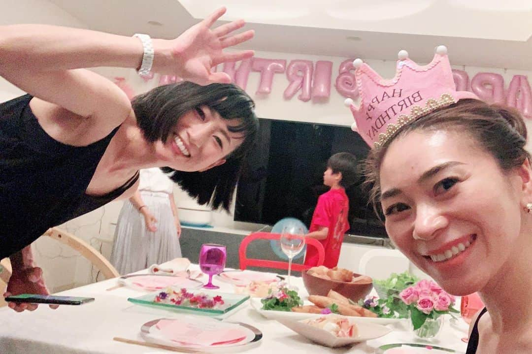 大日方久美子さんのインスタグラム写真 - (大日方久美子Instagram)「・ 年齢を重ね、経験を重ね、自分にとって何が幸せなのかがやっとわかったら、多くを求める気持ちが消えて周りにある沢山の小さな幸せに気がついた。 ・ ・  どんな時も変わらず側にいてくれる友達が43歳の誕生日を全力でお祝いしてくれて凄く幸せ😊❤️ ・ 幸せだと感じるハードルは低ければ低いほどこんなにも豊かな気持ちになることを、若かり頃の自分に伝えたいくらい。 ・ それに気が付けたから、やっぱり歳を重ねることは素晴らしい！ ・ ホームパーティーにしてくれただけで大満足だったのに(しかも @aihira_1018 のケータリングだった😭❤️ これはまた改めてポストしたい) まさかの2次会まで準備してくれて、生バンドカラオケを存分に楽しんできました😂❤️ ・ 生バンドカラオケ、癖になりそうで怖いくらい面白かったー😂❤️❤️❤️ ・ ・ #自分メモ #小確幸 #20190719」7月28日 22時38分 - kumi511976