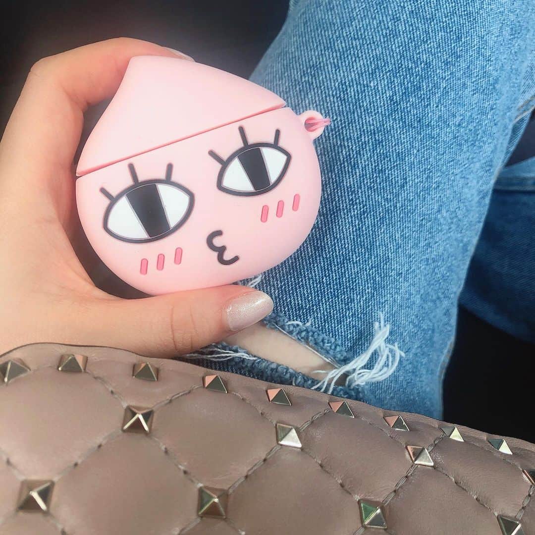 ひよんさんのインスタグラム写真 - (ひよんInstagram)「🍑🎧💕 ㅤㅤㅤㅤㅤㅤㅤㅤㅤㅤㅤㅤㅤ ひよんのかばんの中の新入り🥰❤️ㅋㅋㅋ 韓国は可愛いケースとか豊富だから毎回欲しくなる😍😍😍 ㅤㅤㅤㅤㅤㅤㅤㅤㅤㅤㅤㅤㅤ #korea #caseiphone #iphone8plus #kakaofriends #airpods #아이폰케이스 #아이폰 #한국 #에어팟 #エアポッズ #エアポッズケース #カカオフレンズ」7月28日 22時32分 - cchan_fee4