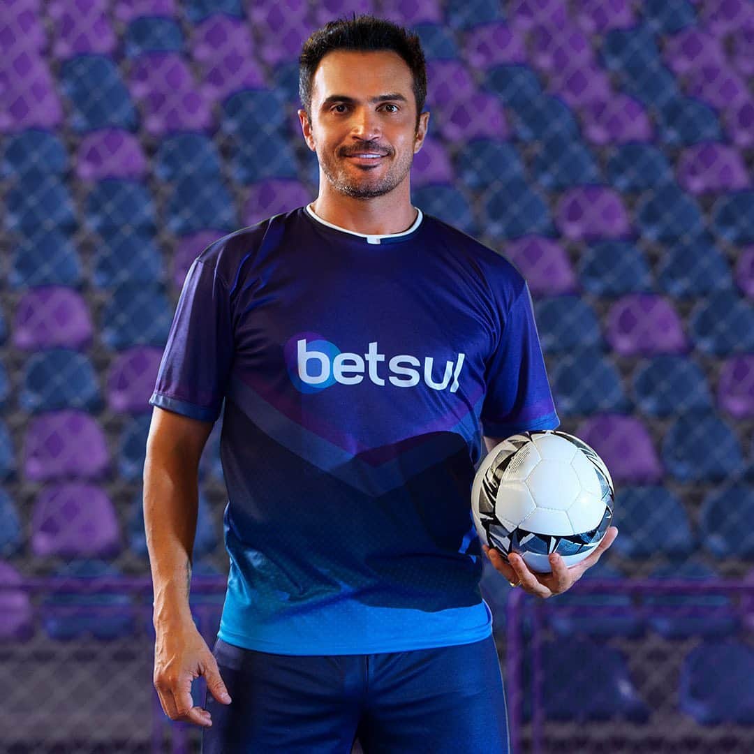 アレッサンドロ・ローザ・ヴィエイラのインスタグラム：「SE LIGA AÍ Galera, vocês já curtiram o perfil e se cadastraram no @betsuloficial? Sou o embaixador do melhor SITE DE APOSTAS ESPORTIVAS da América do Sul e convido vocês para conhecer e se cadastrar. Além do projeto ser incrível, você pode apostar nos jogos da Liga Nacional de Futsal, Brasileirão, Libertadores, NBA, UFC e muito mais! Curta a página deles aqui no Instagram, faça o seu cadastro no site e ganhe até R$ 120 de bônus no primeiro depósito. Eu só aposto nos melhores. Faça isso você também e aposte com o Betsul! #betsul #emquemvoceaposta @betsuloficial」